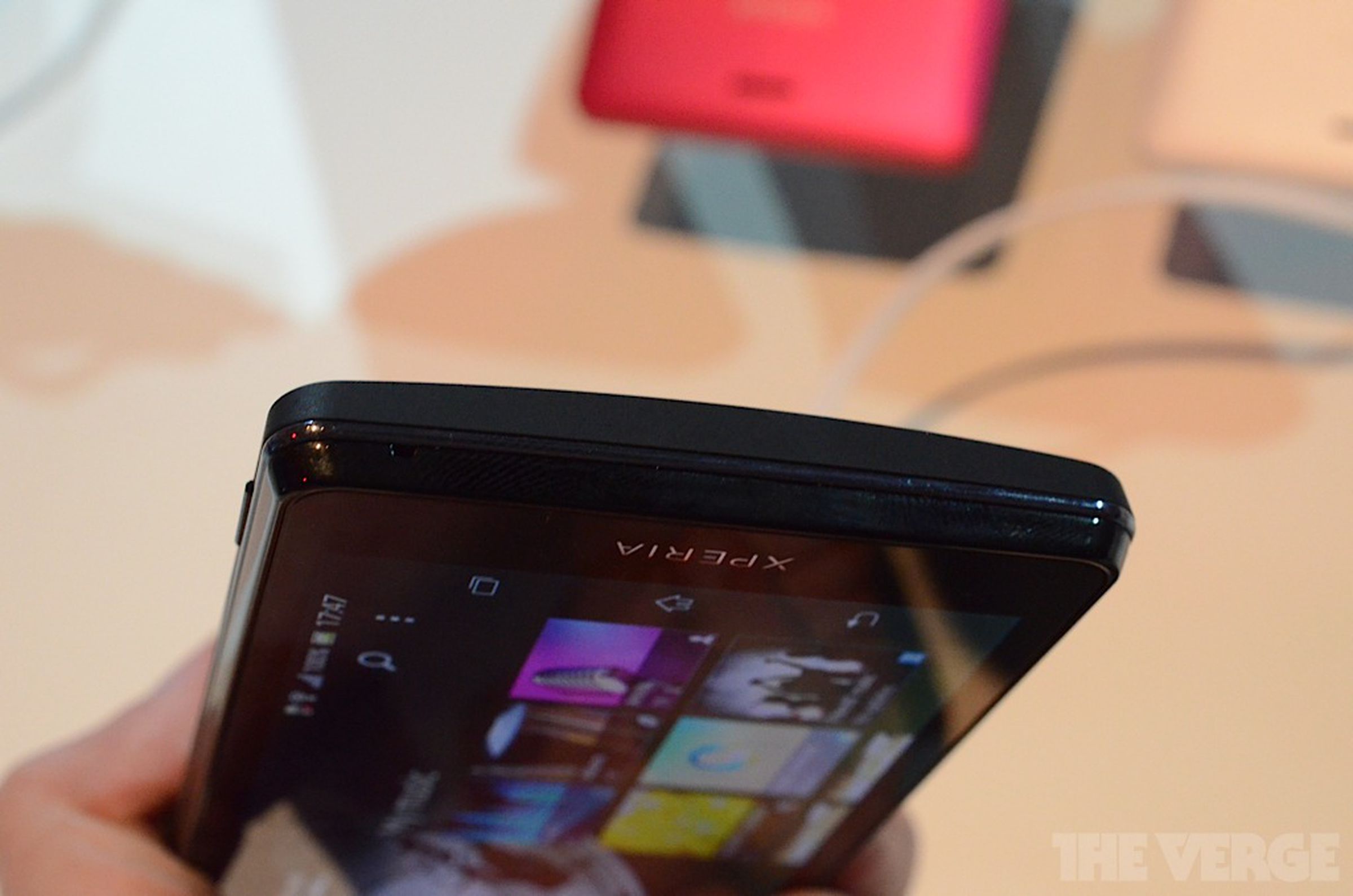 Sony Xperia T / TX hands-on pictures