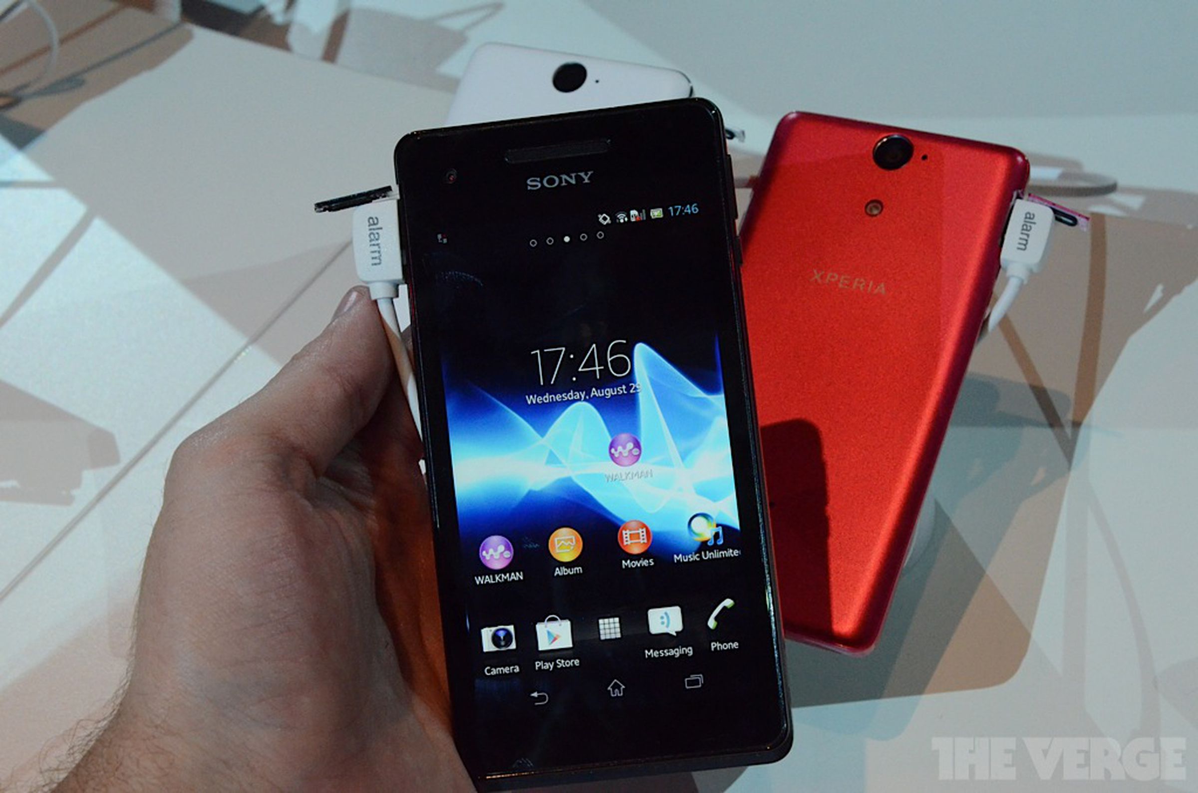 Sony Xperia V and J hands-on pictures