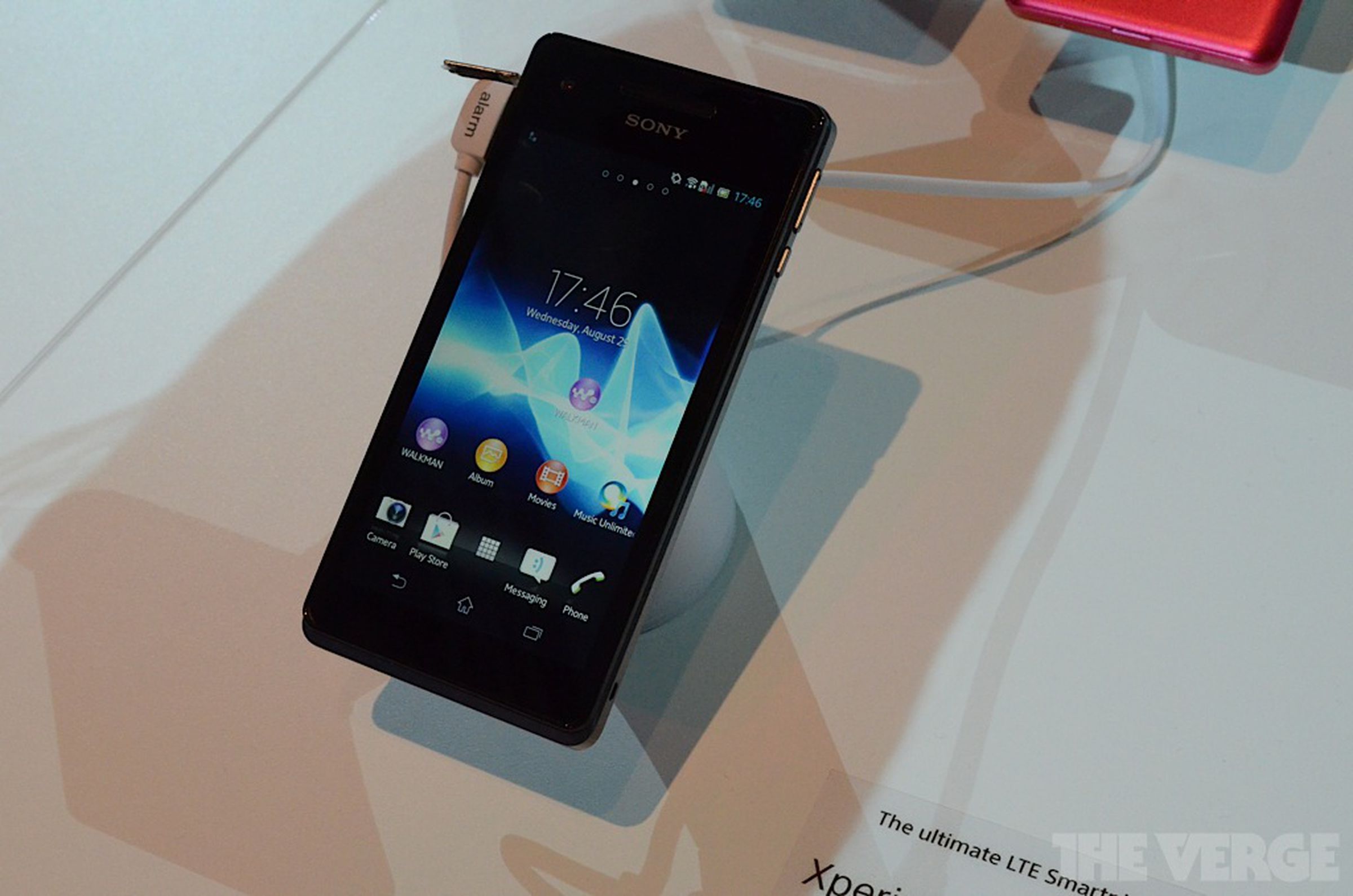 Sony Xperia V and J hands-on pictures