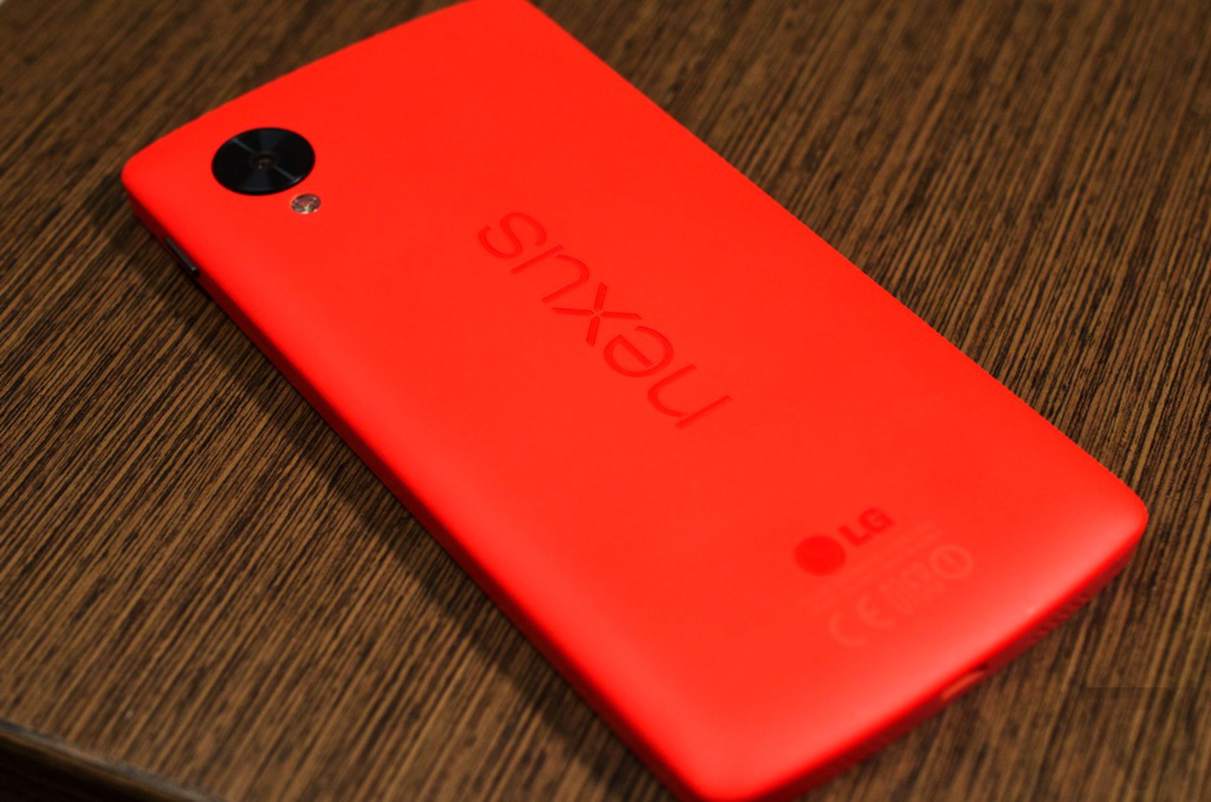 Nexus 5 red model hands-on pictures
