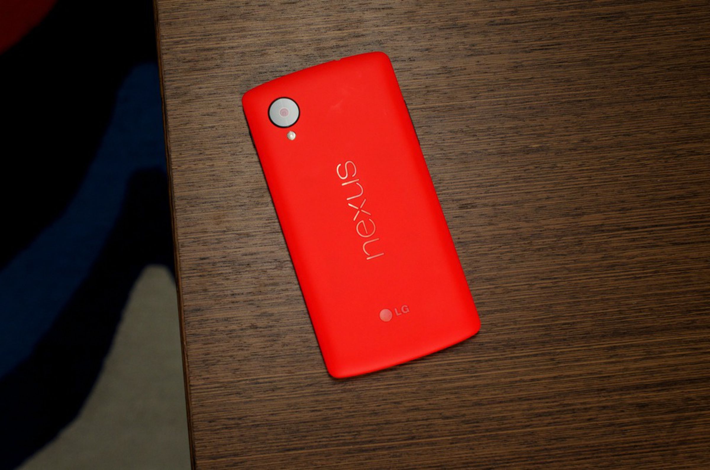 Nexus 5 red model hands-on pictures