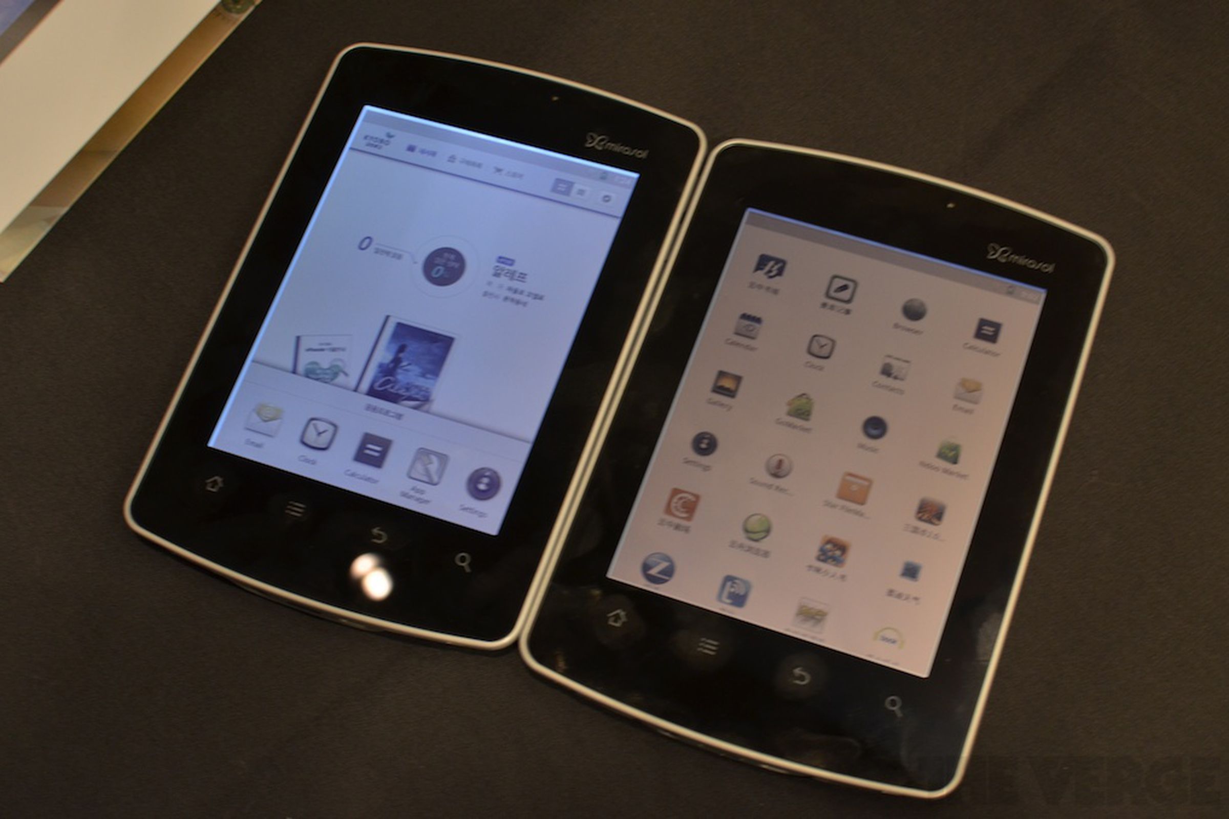 Gallery Photo: Bambook and Kyobo e-reader hands on pictures