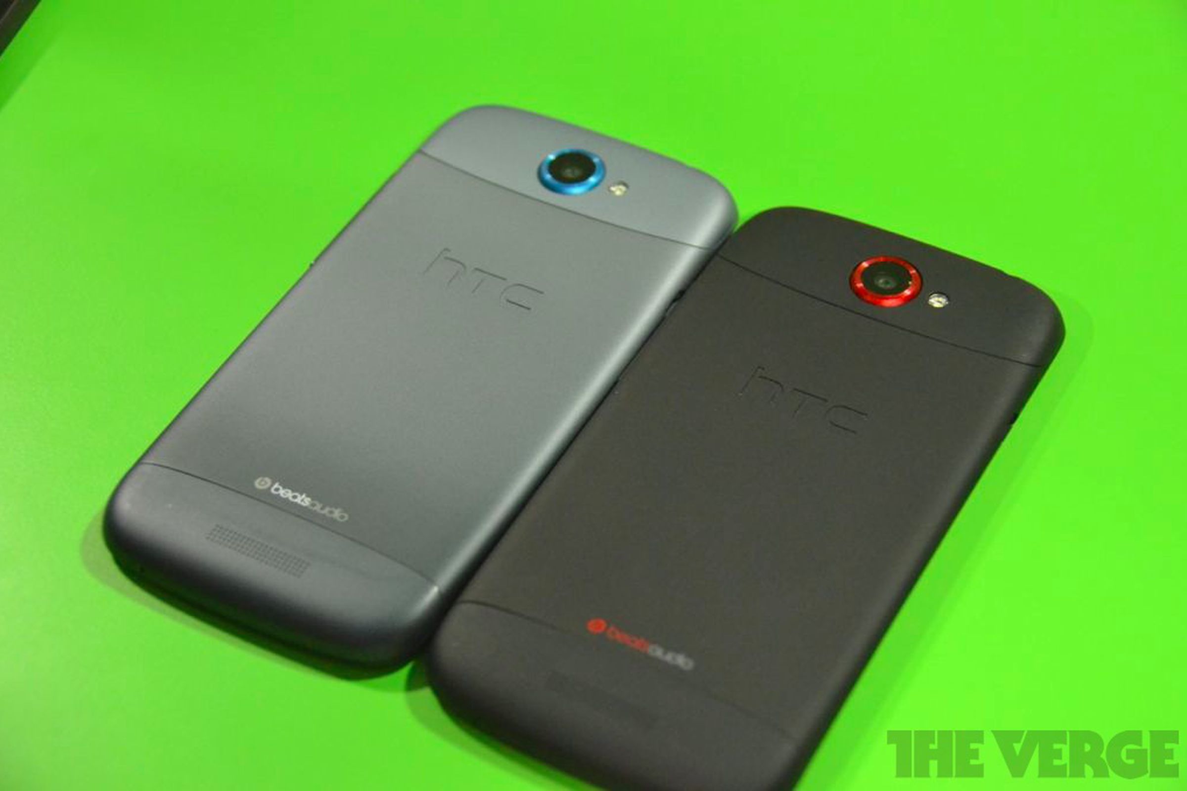 Gallery Photo: HTC One S in gray and One X in black hands on photos