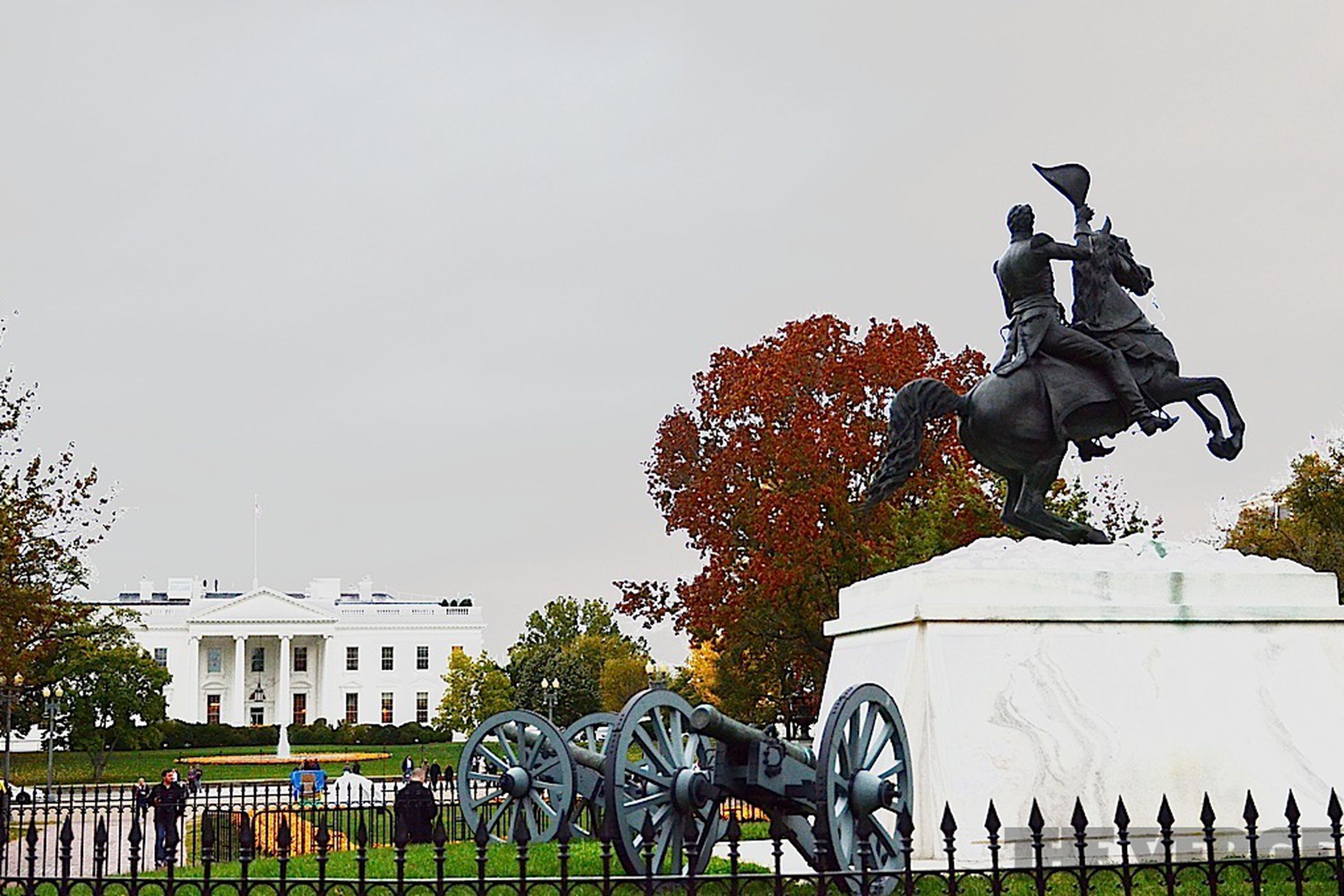 white house-statue
