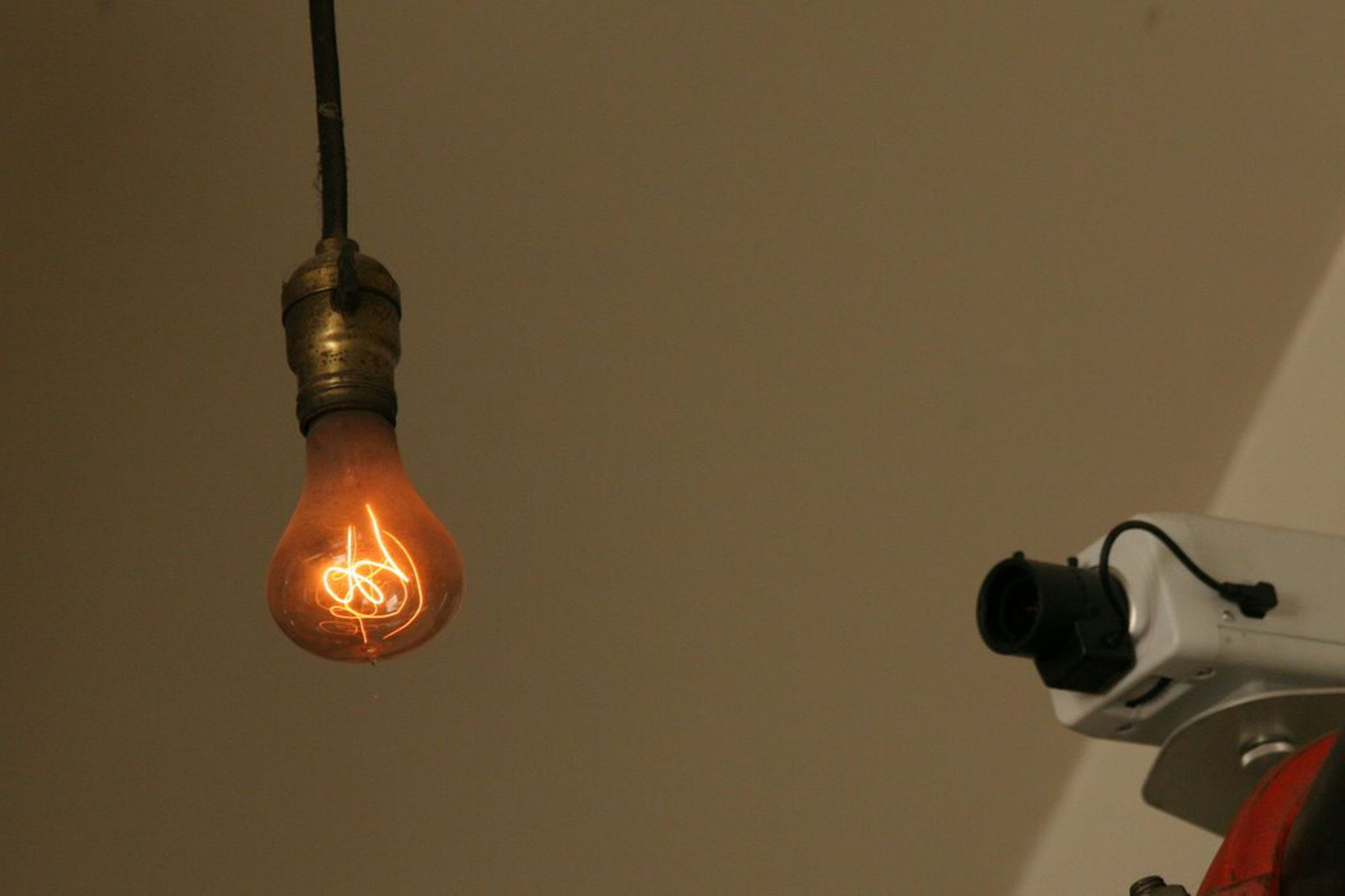 Гудят лампочки. Столетняя лампа в Ливермор. Ливермор лампочка которая горит 110 лет. Лампочка в пожарной части города Ливермор. Лампа накаливания \\Ливермор.