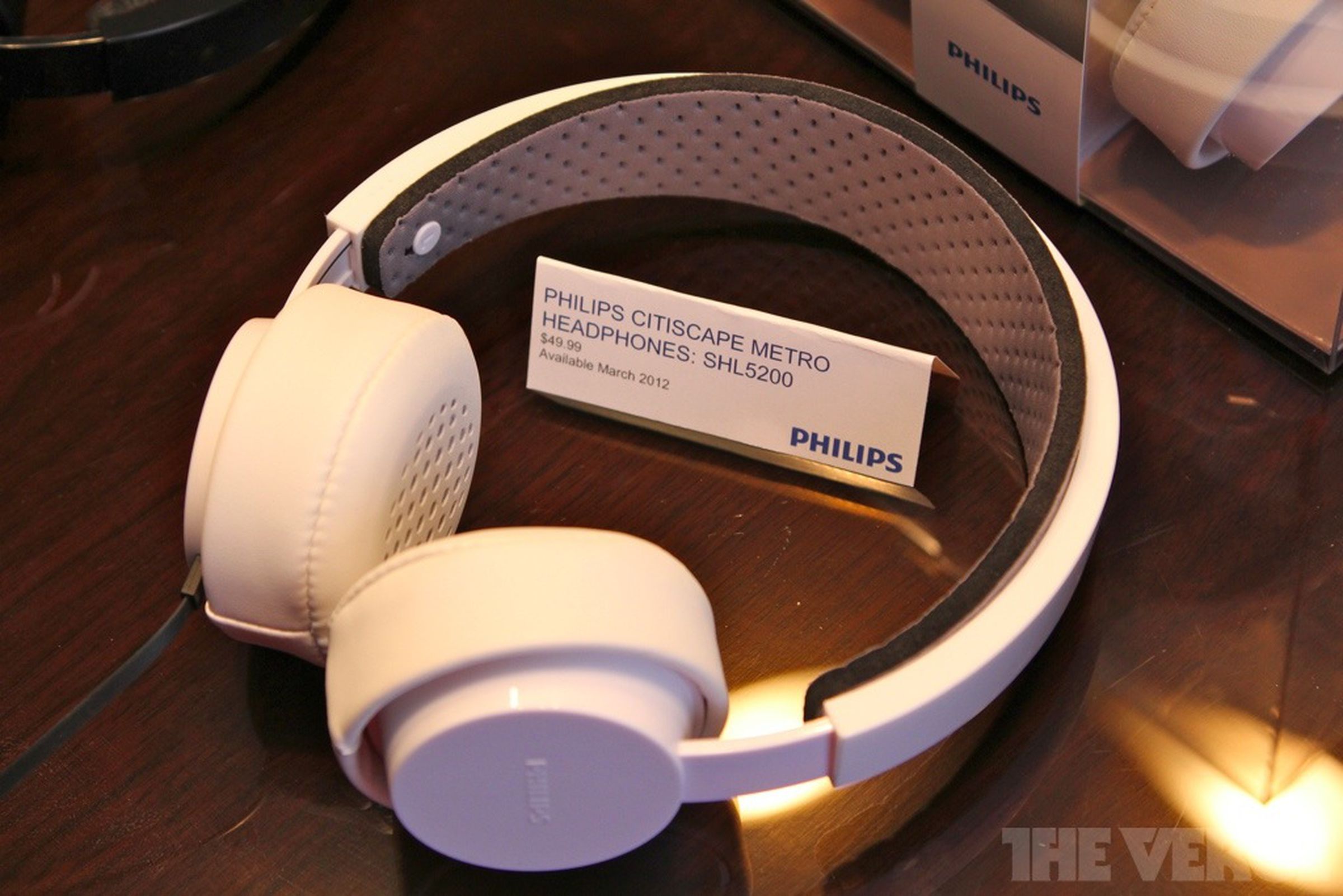 Philips Citiscape and Fidelio headphones, Docking Clock Radio and Shoqbox hands-on pictures