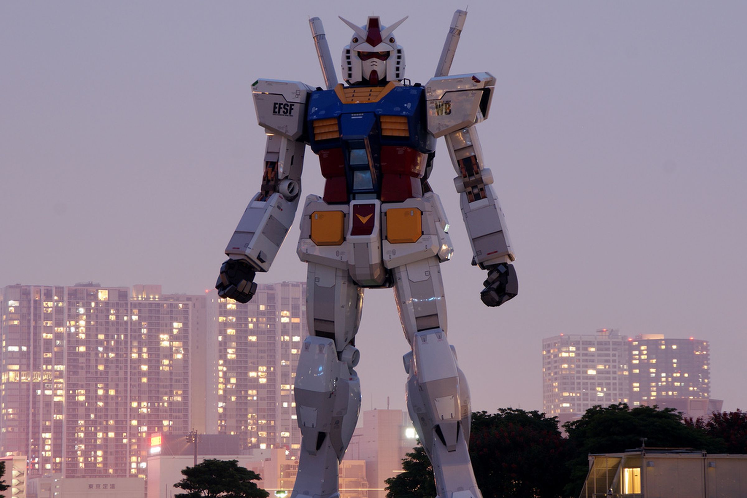 Mobile Suit Gundam statue in Tokyo