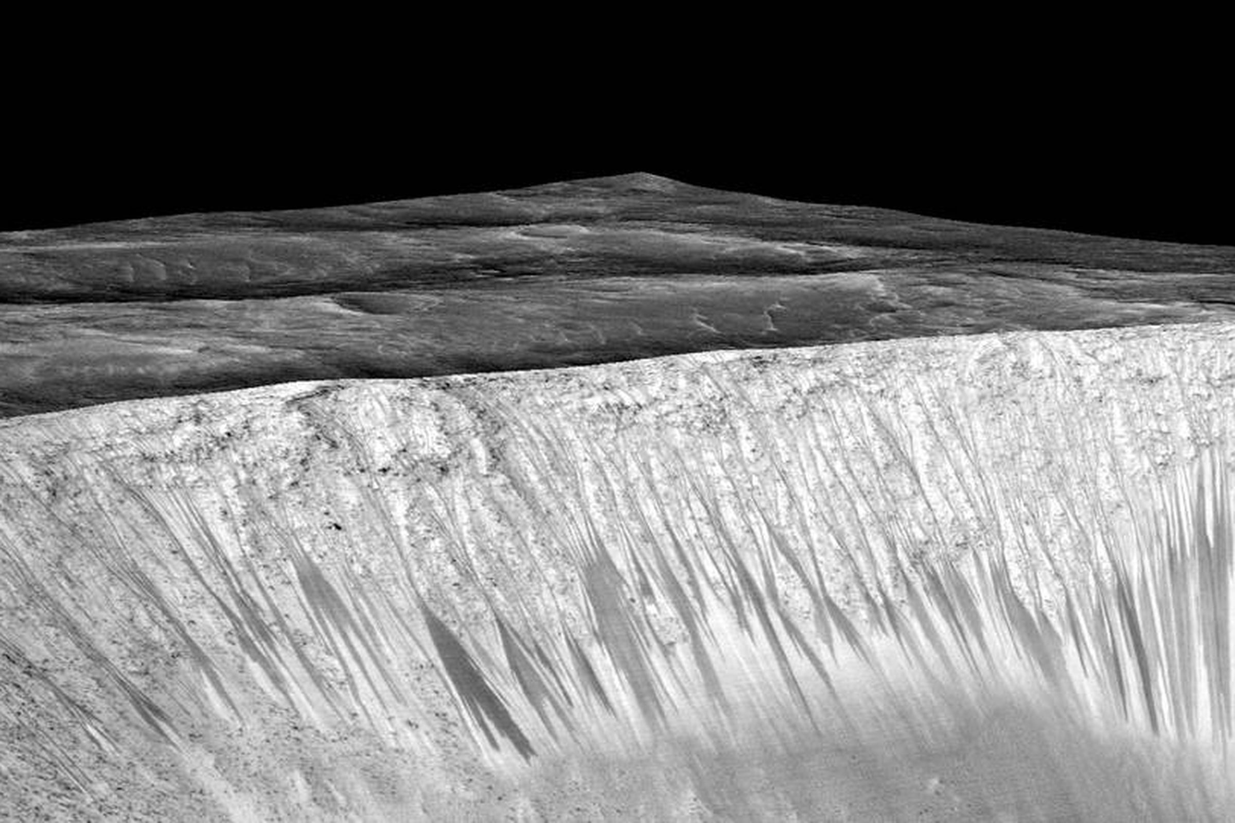 Dark narrow streaks called recurring slope lineae on the walls of Garni crater on Mars 
