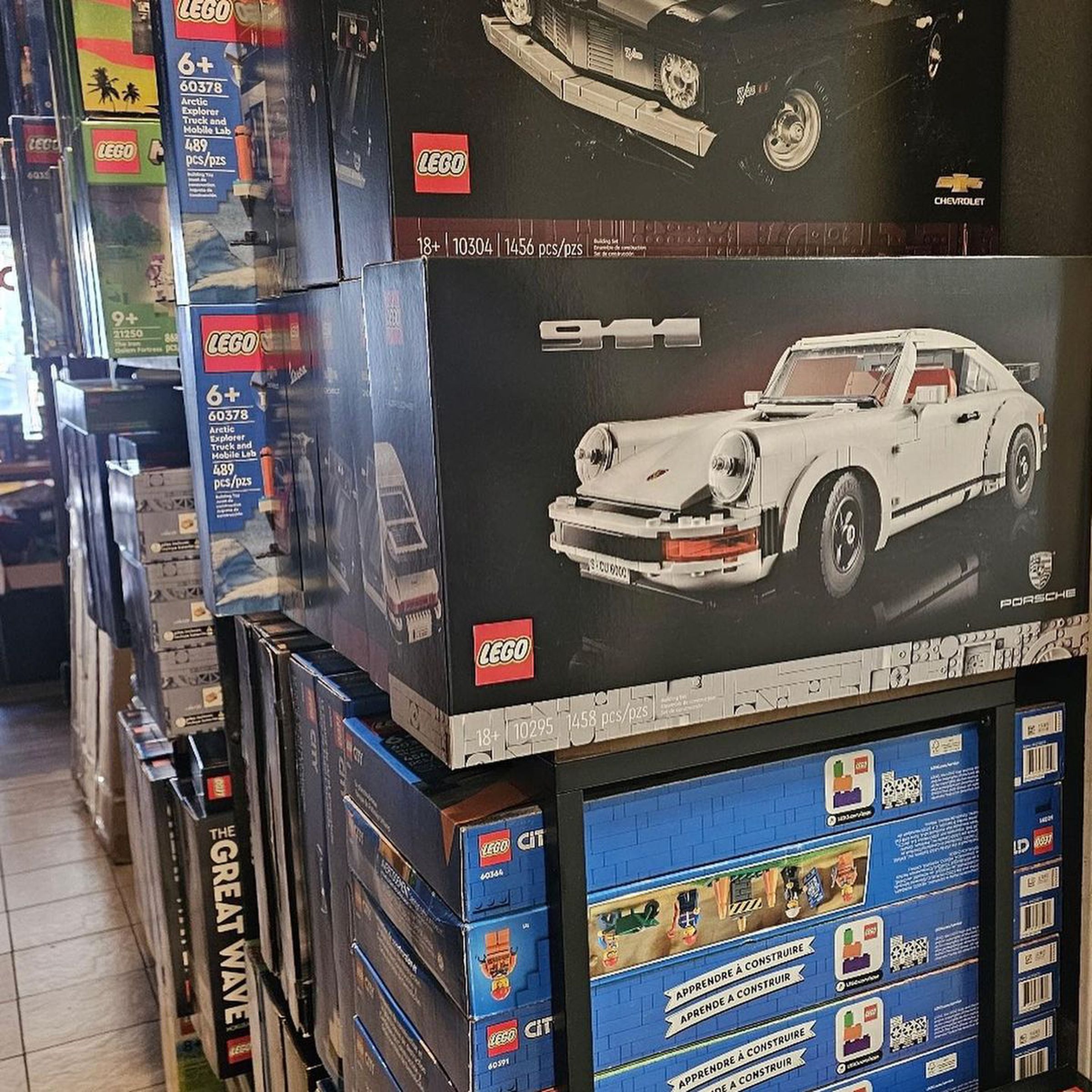 A picture of a Porsche 911 Lego set.