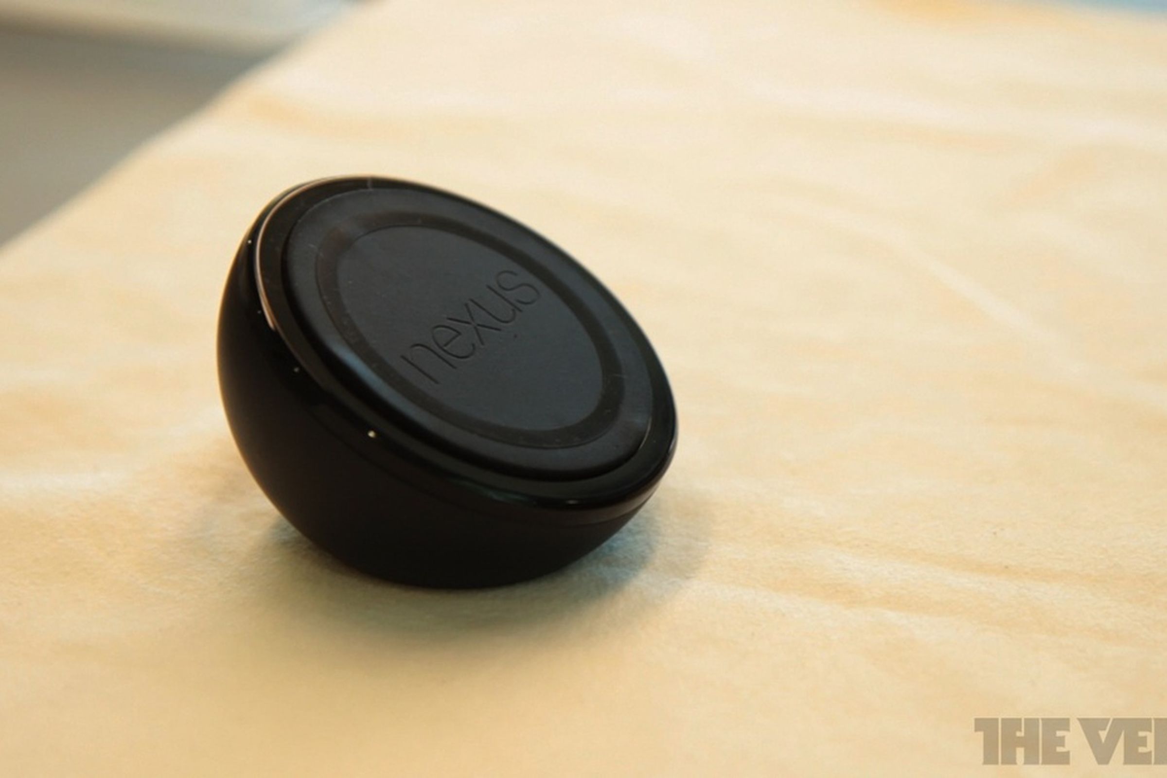 Gallery Photo: Wireless Charging Dock for Nexus 4 photos