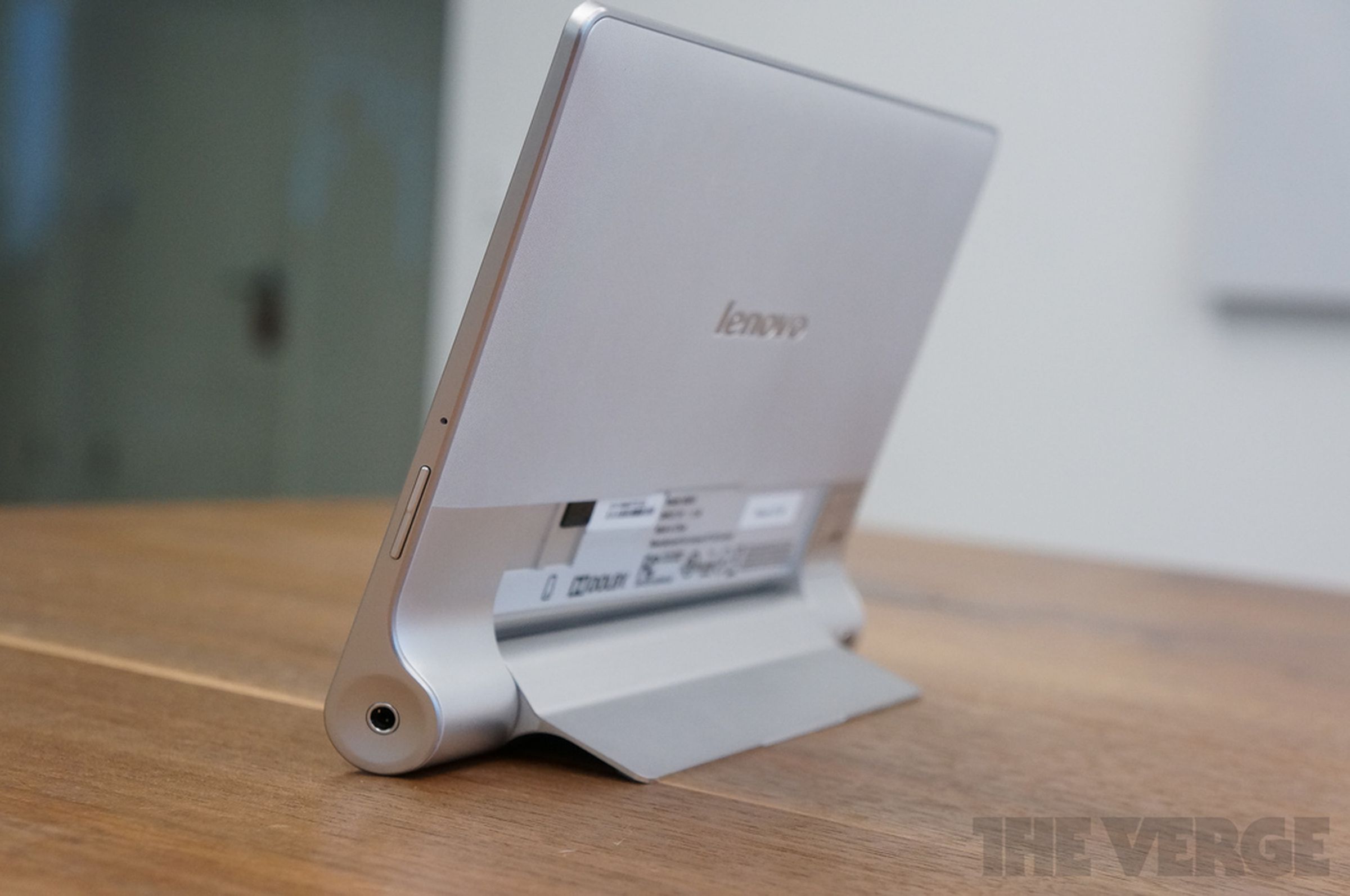 Lenovo Yoga Tablet hands-on