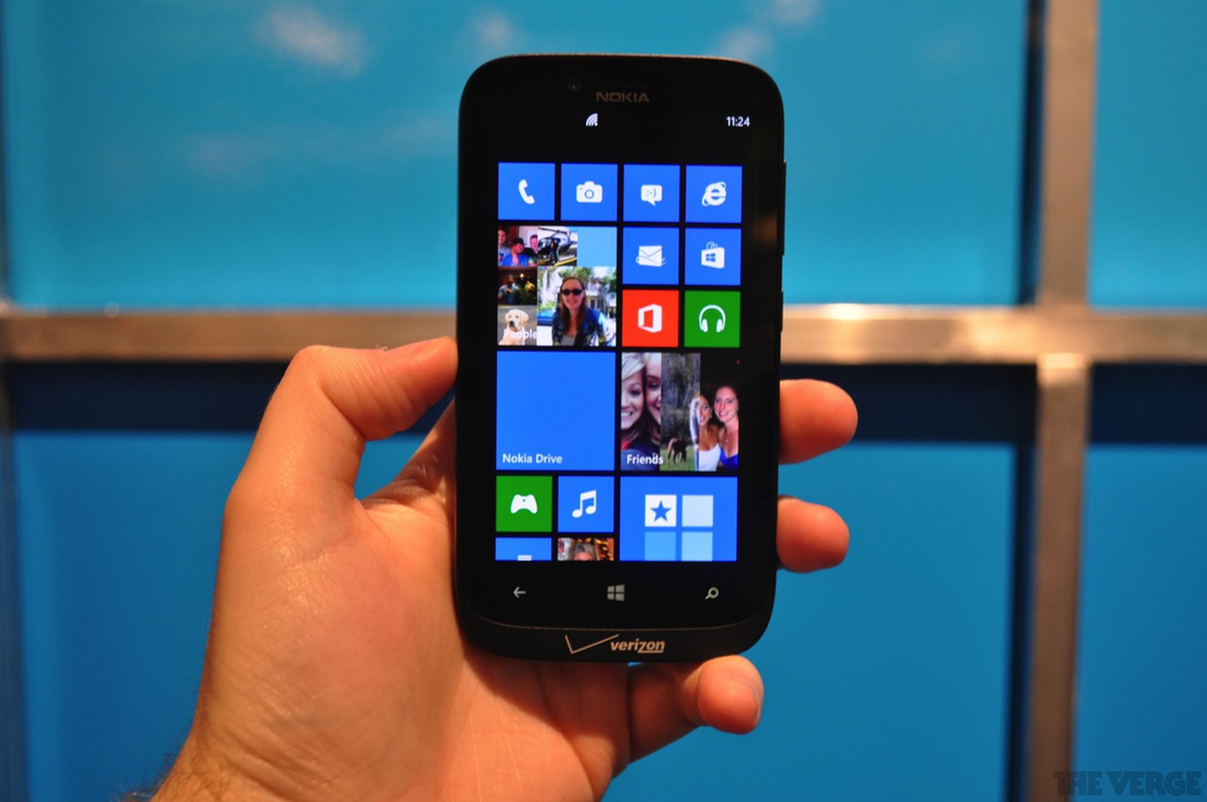 Nokia Lumia 822 pictures