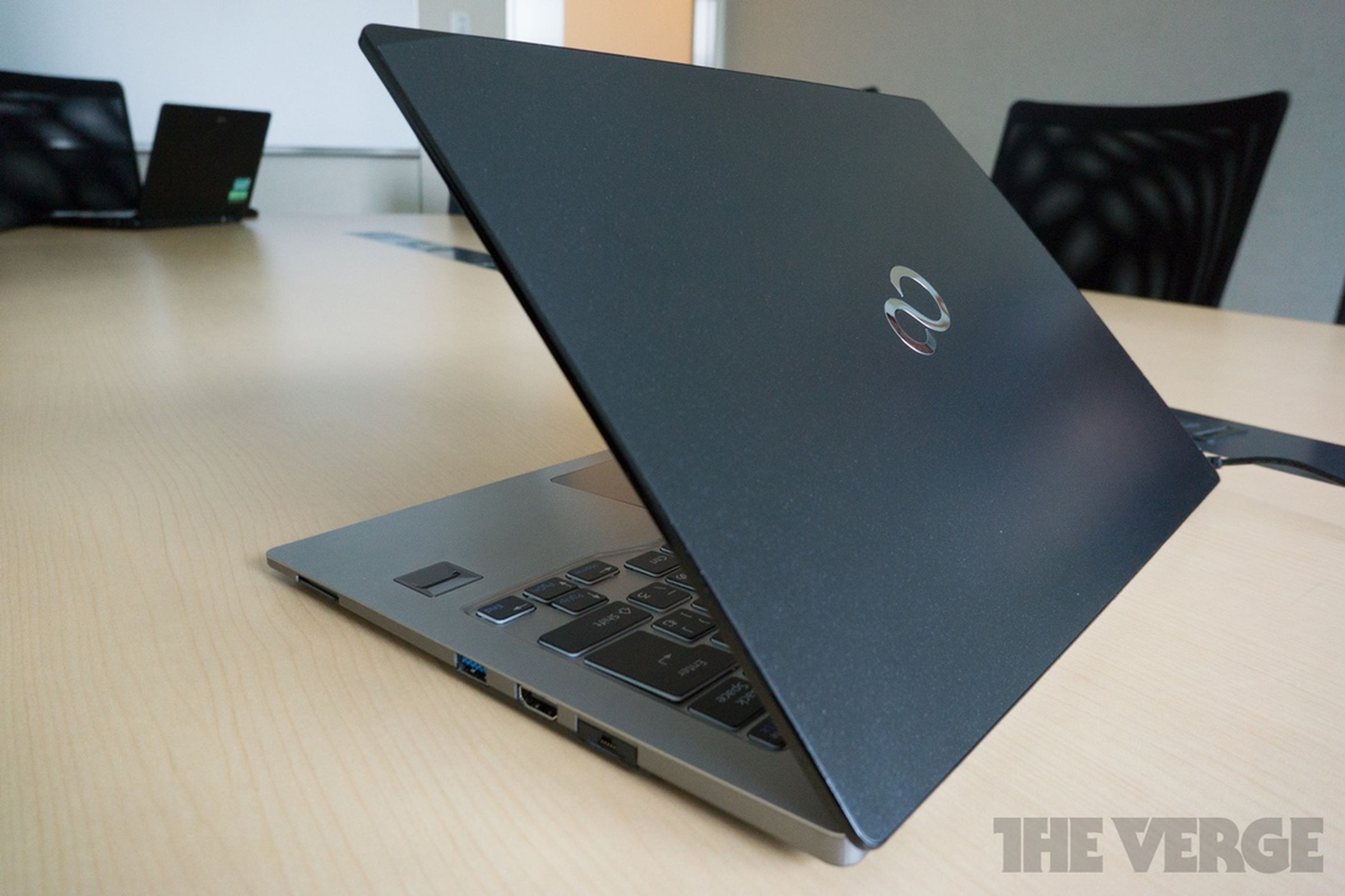 Fujitsu UH90/L laptop hands-on photos