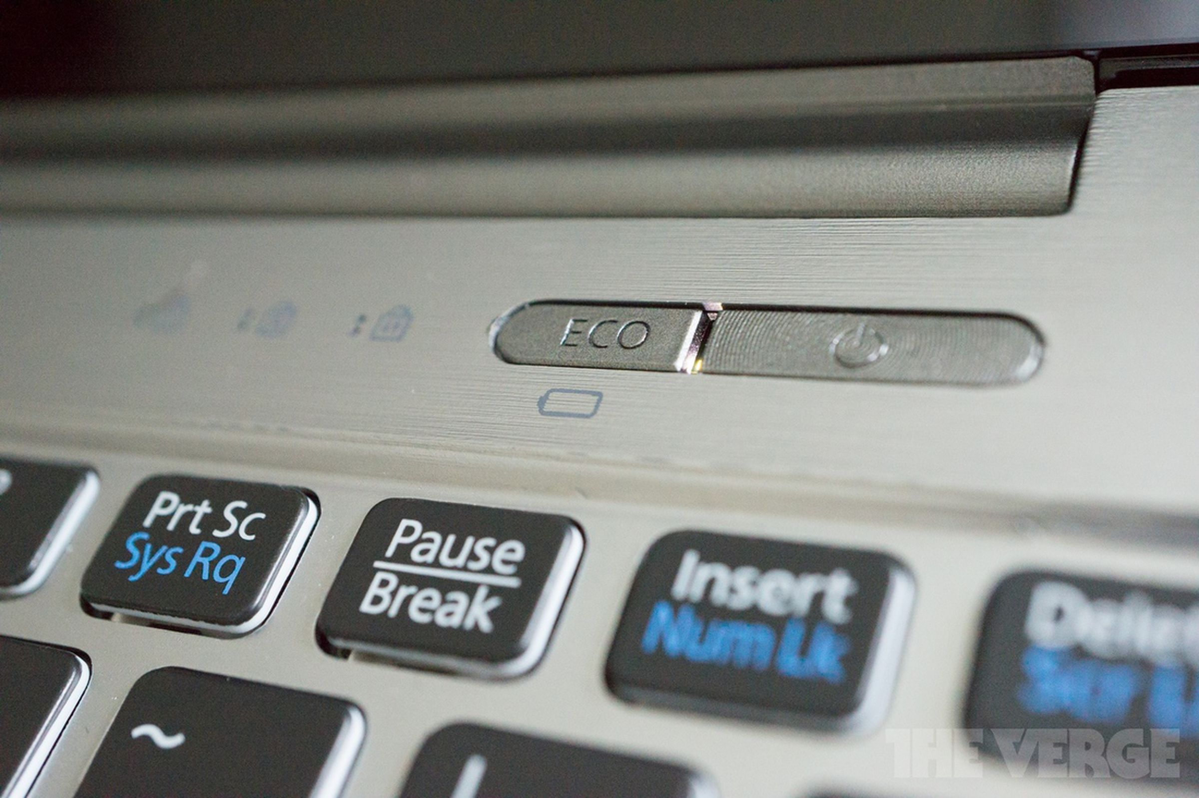 Fujitsu UH90/L laptop hands-on photos
