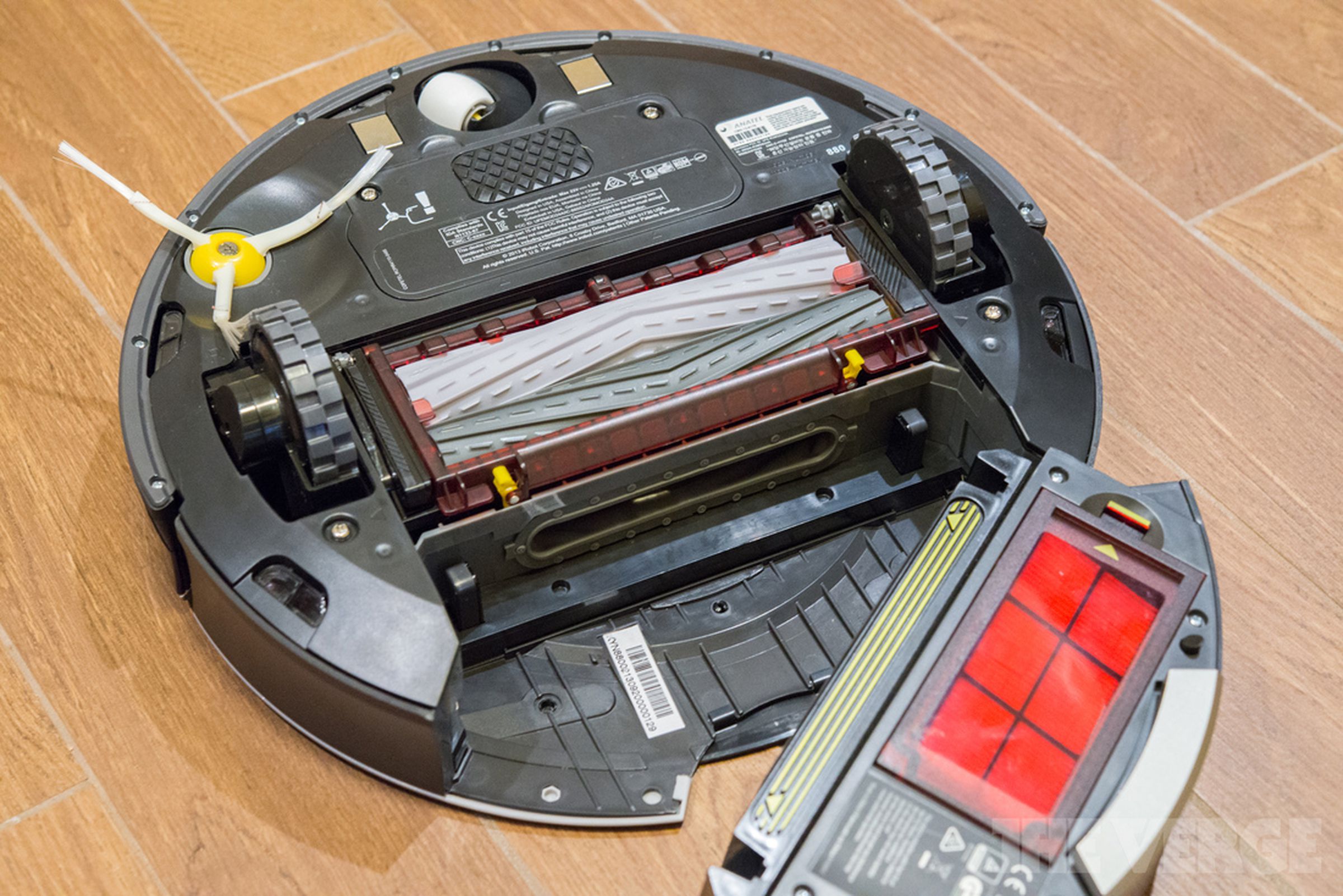 Roomba 880 vacuum cleaning robot hands-on pictures