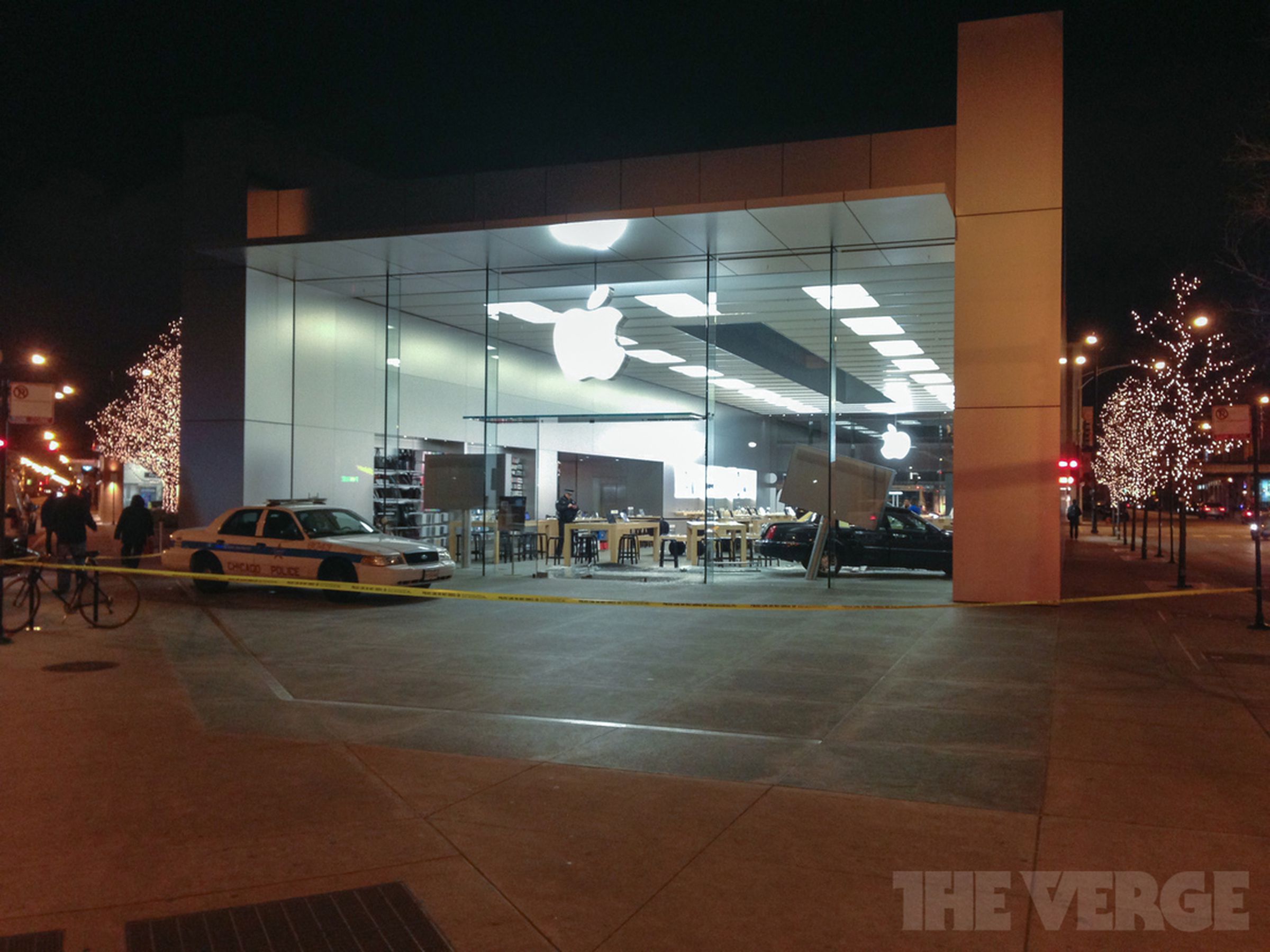 Car accident at Lincoln Park Apple Store (photos) 