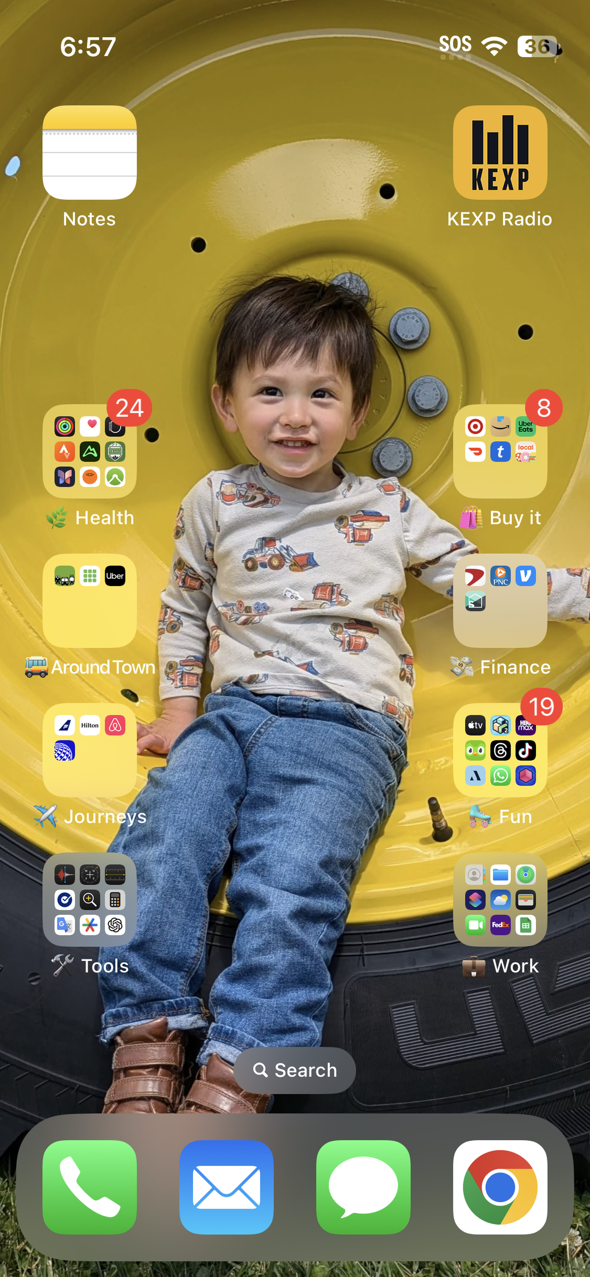 Screengrab showing homescreen with apps arranged on the sides of the wallpaper.