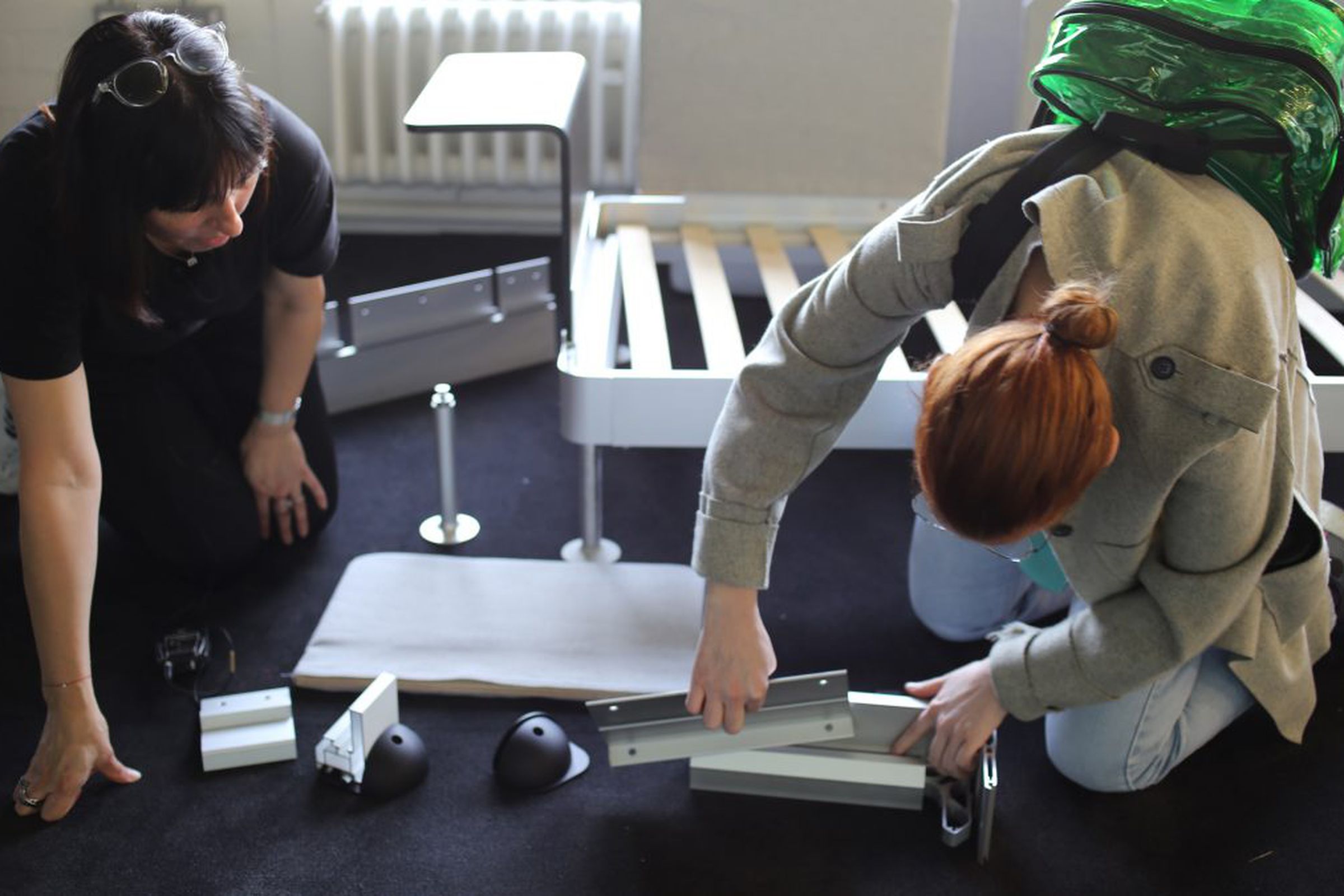 Art students explore a prototype of the Delaktig platform.