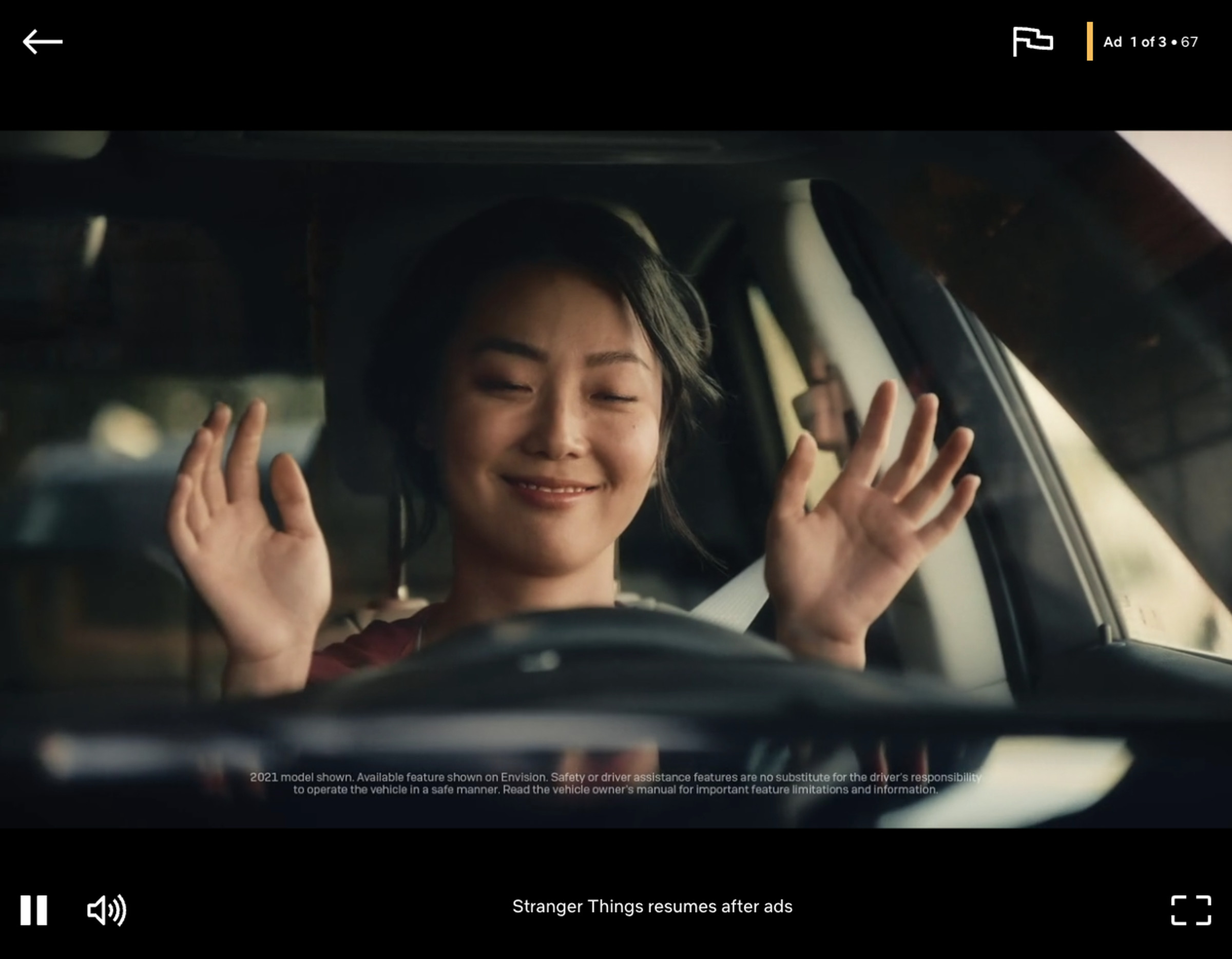 Netflix'te bir reklamda bir kişi arabada mutludur.