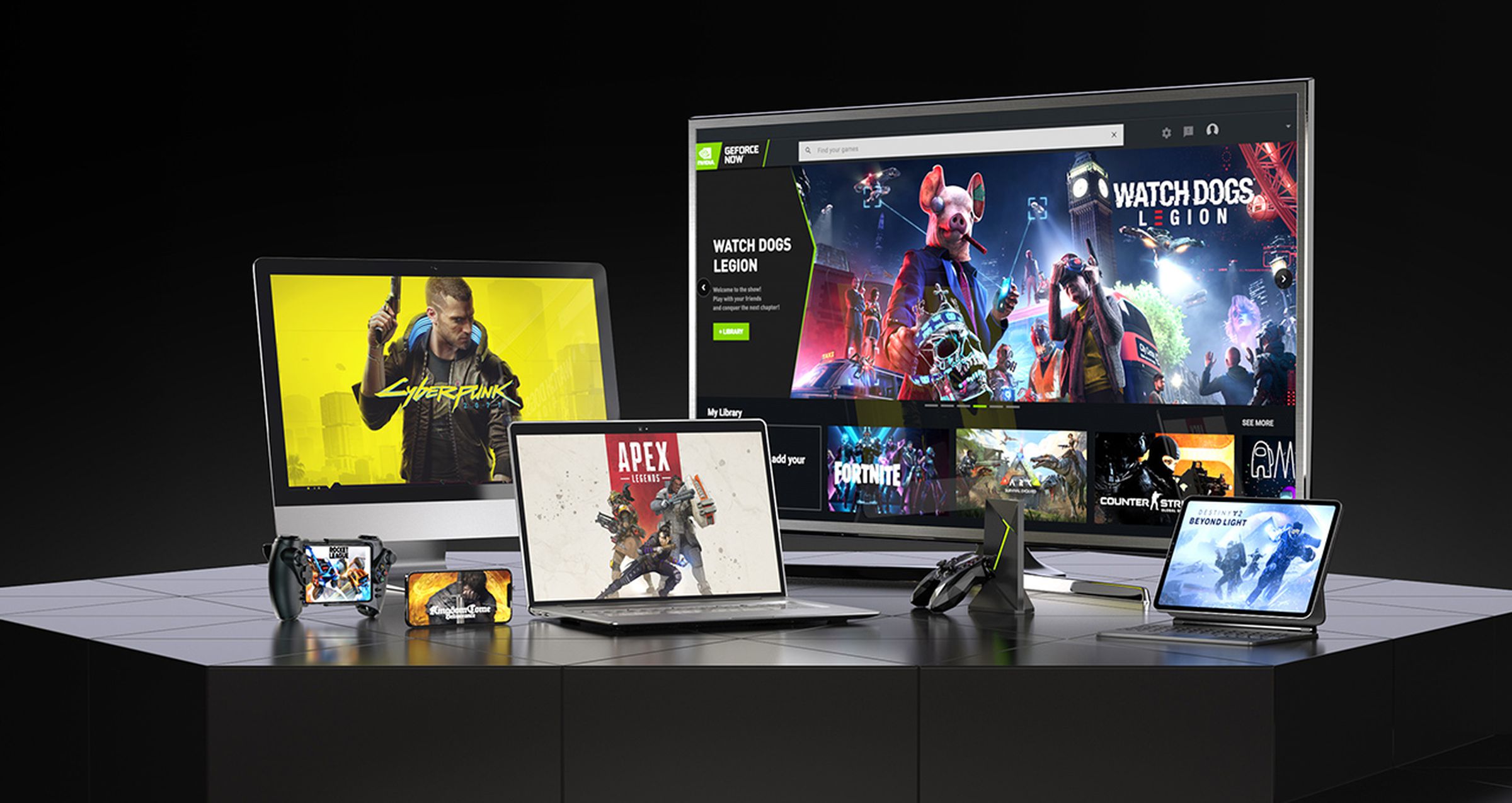 桌子上的一排设备，都显示 Nvidia GeForce Now 流媒体服务。
