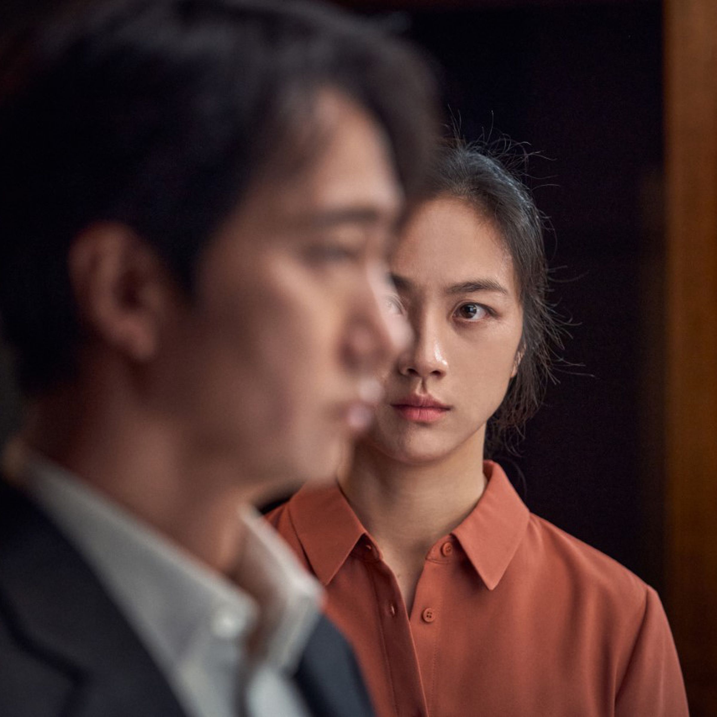 A photo of actors Park Hae-il and Tang Wei in the film Decision to Leave.