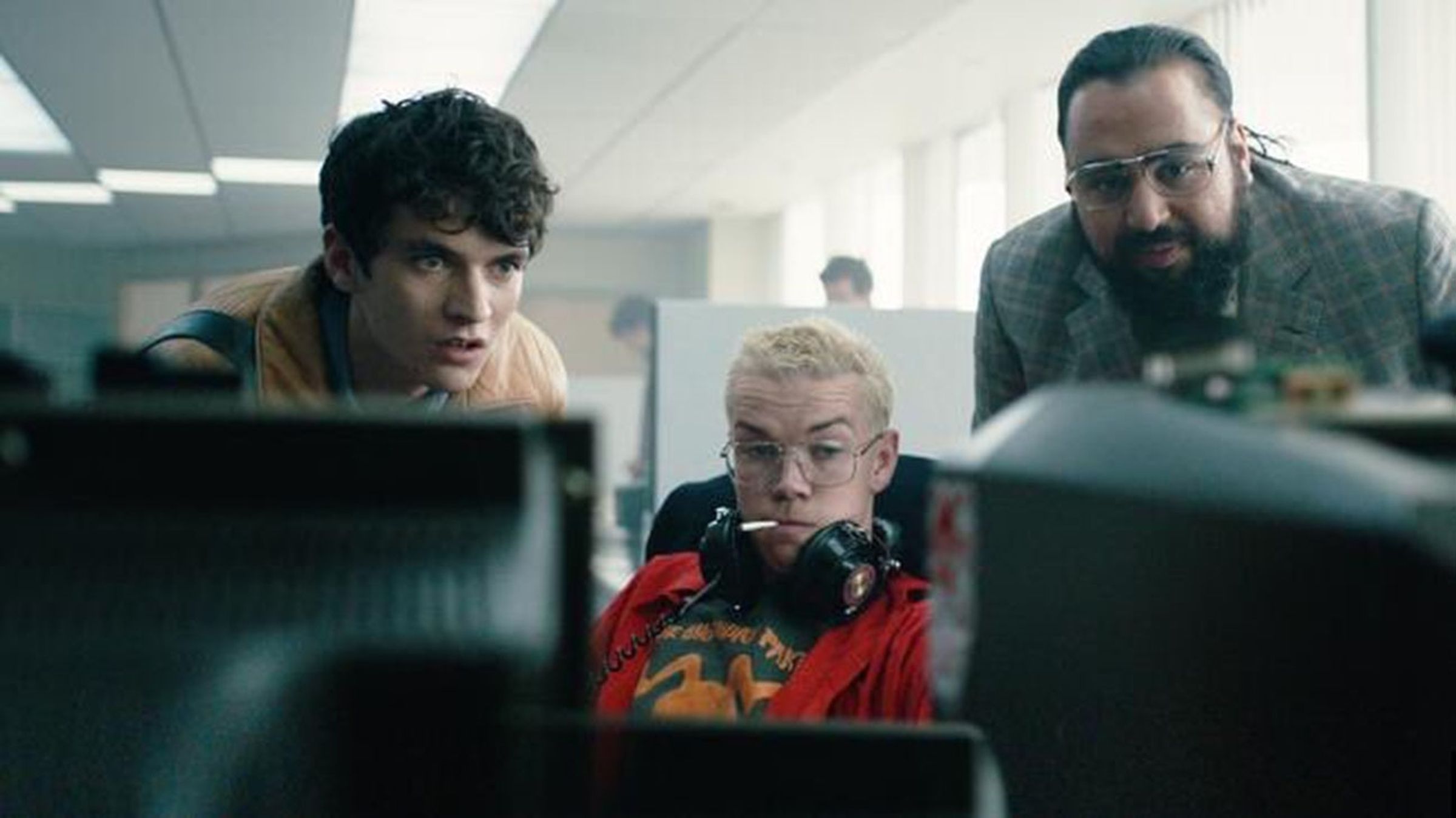 Black Mirror: Bandersnatch features actors Fionn Whitehead, Will Poulter, and Asim Chaudhry.