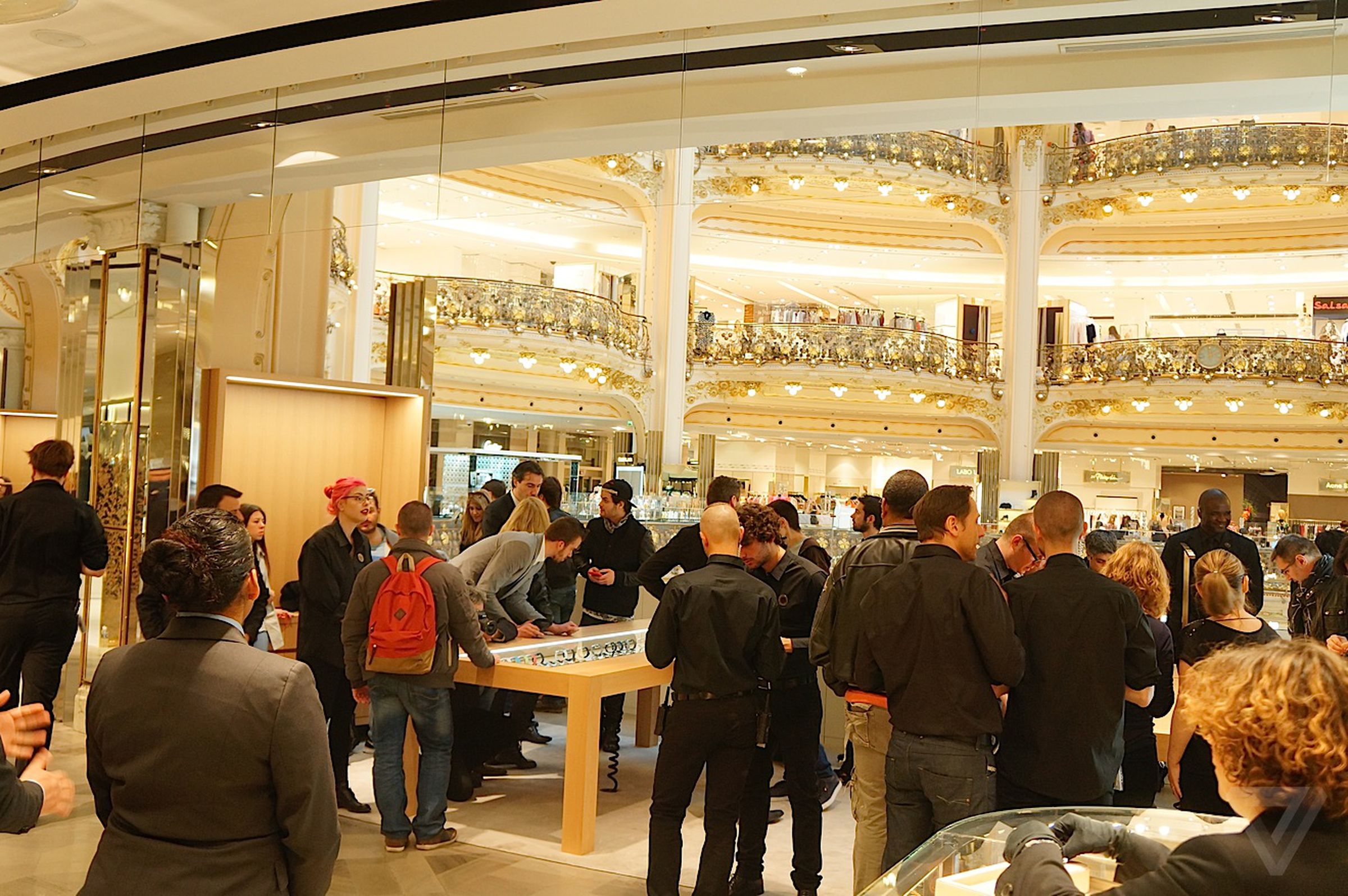 Department stores show the Apple Watch