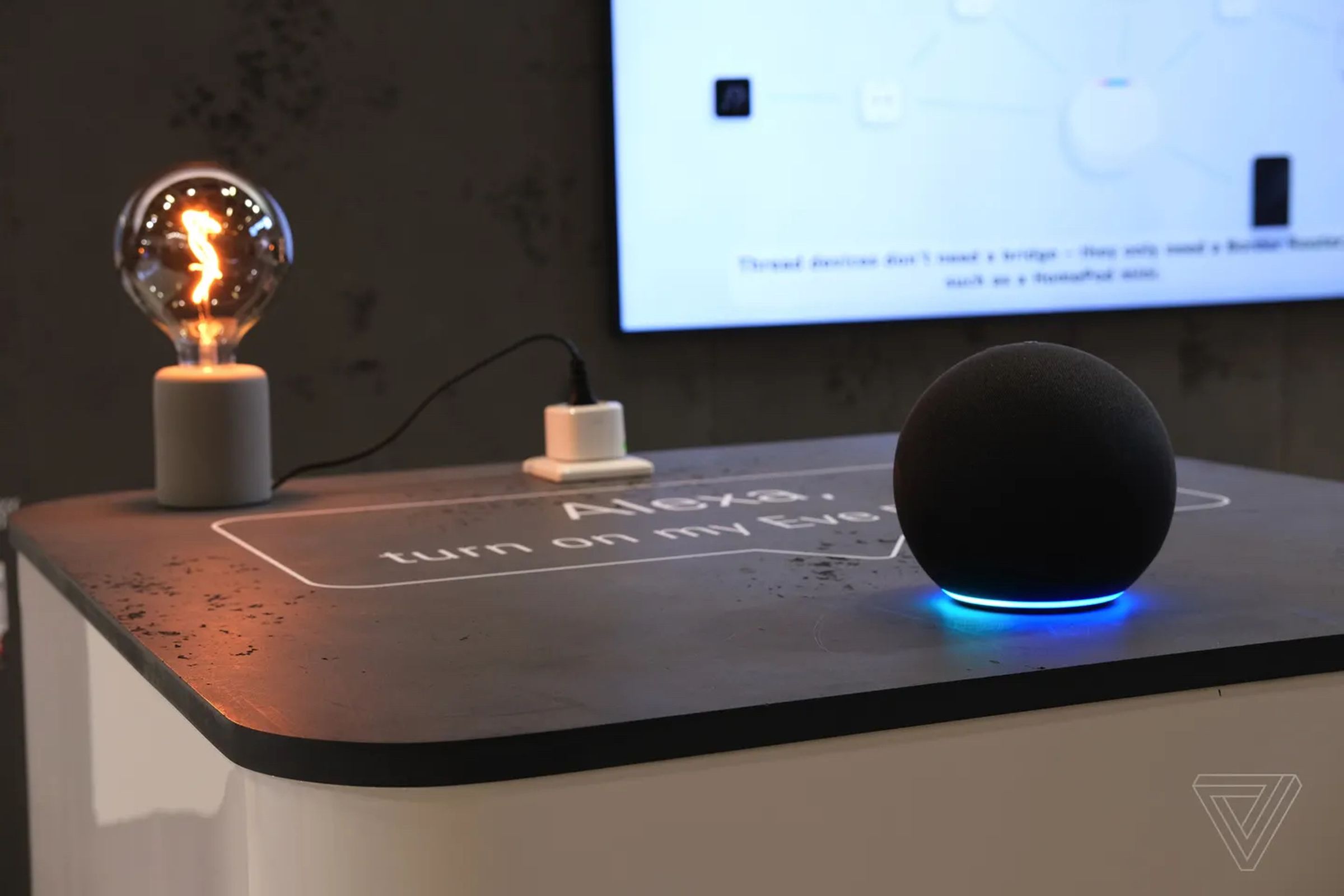 Eve Energy akıllı fişi, Amazon Echo akıllı hoparlörü tarafından kontrol edilir. Matter, Eve cihazlarının herhangi bir akıllı ev platformunda kontrol edilmesini mümkün kılacak.