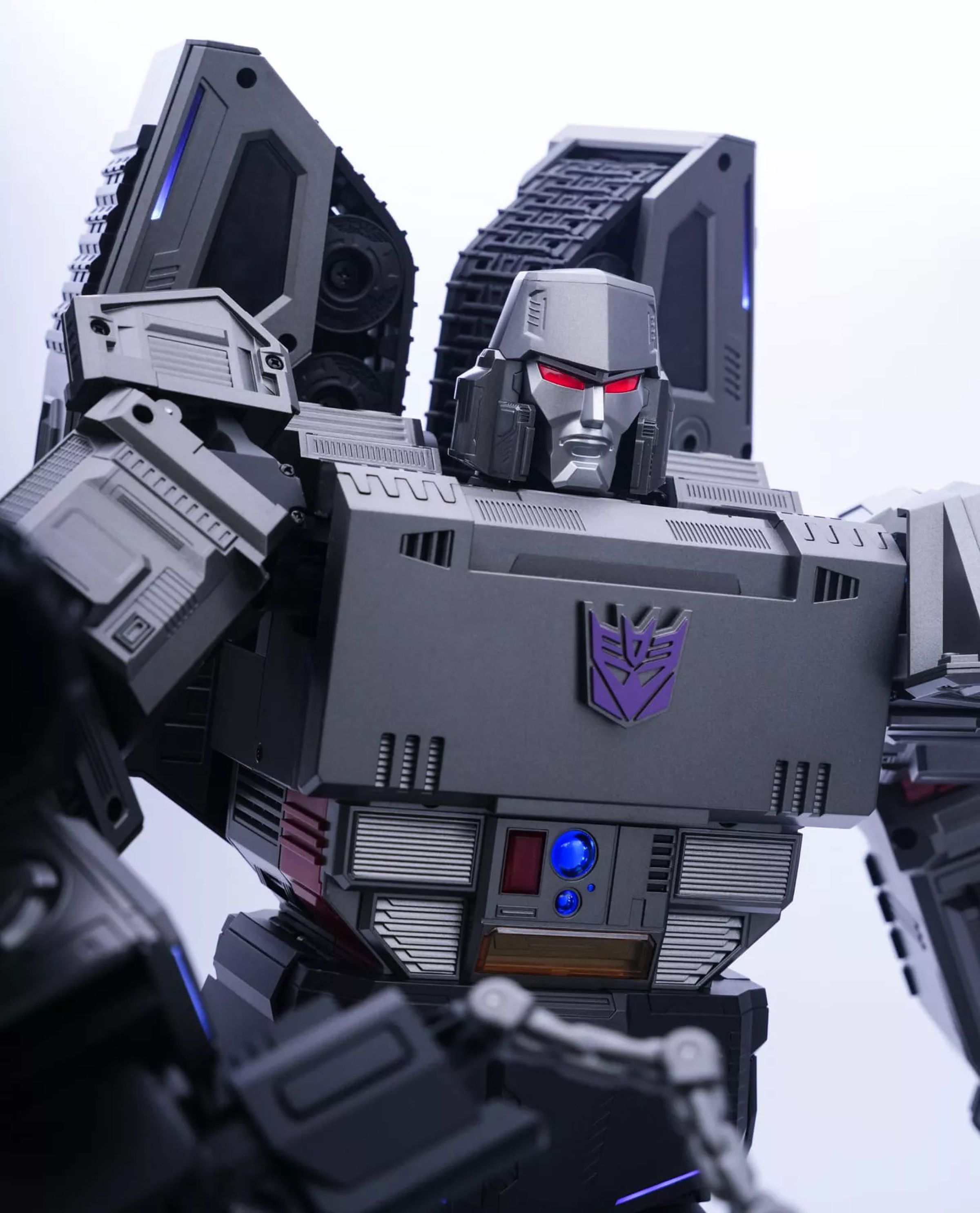 That purple Decepticon logo even automatically spins to the correct orientation as the bot transforms.