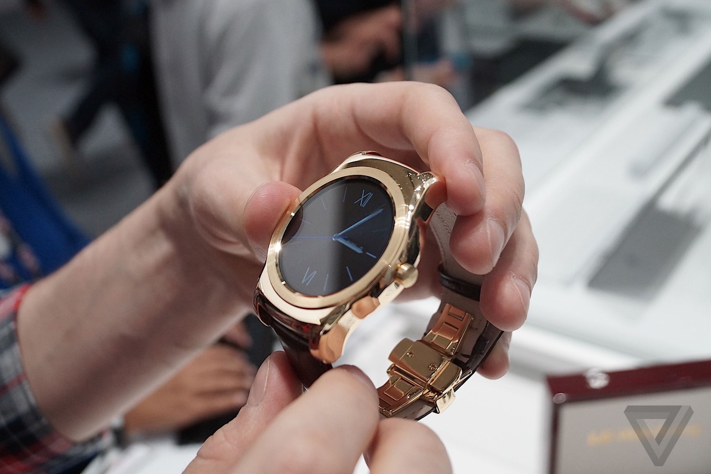 LG's 23-karat Urbane Lux smartwatch