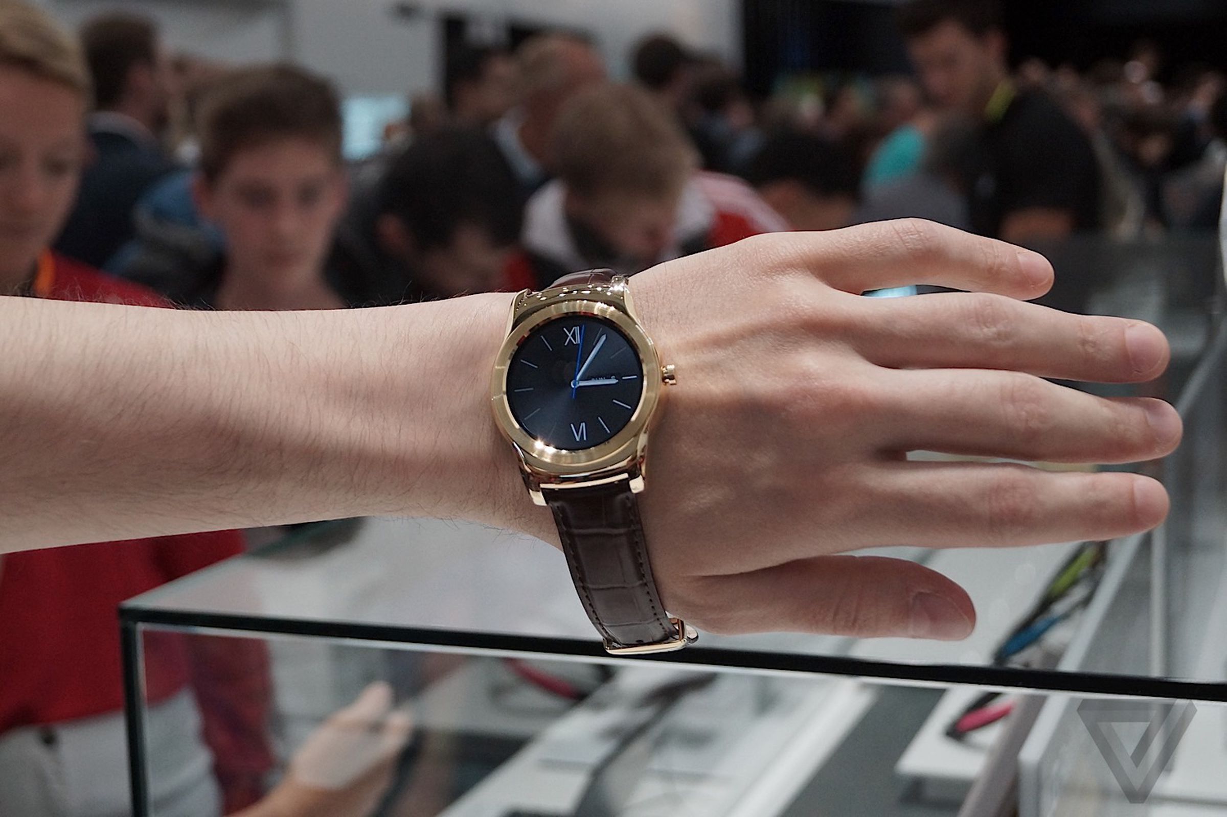 LG's 23-karat Urbane Lux smartwatch