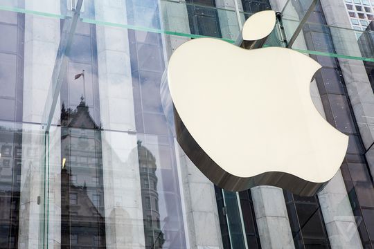 Apple continues hiring augmented and virtual reality experts - The Verge