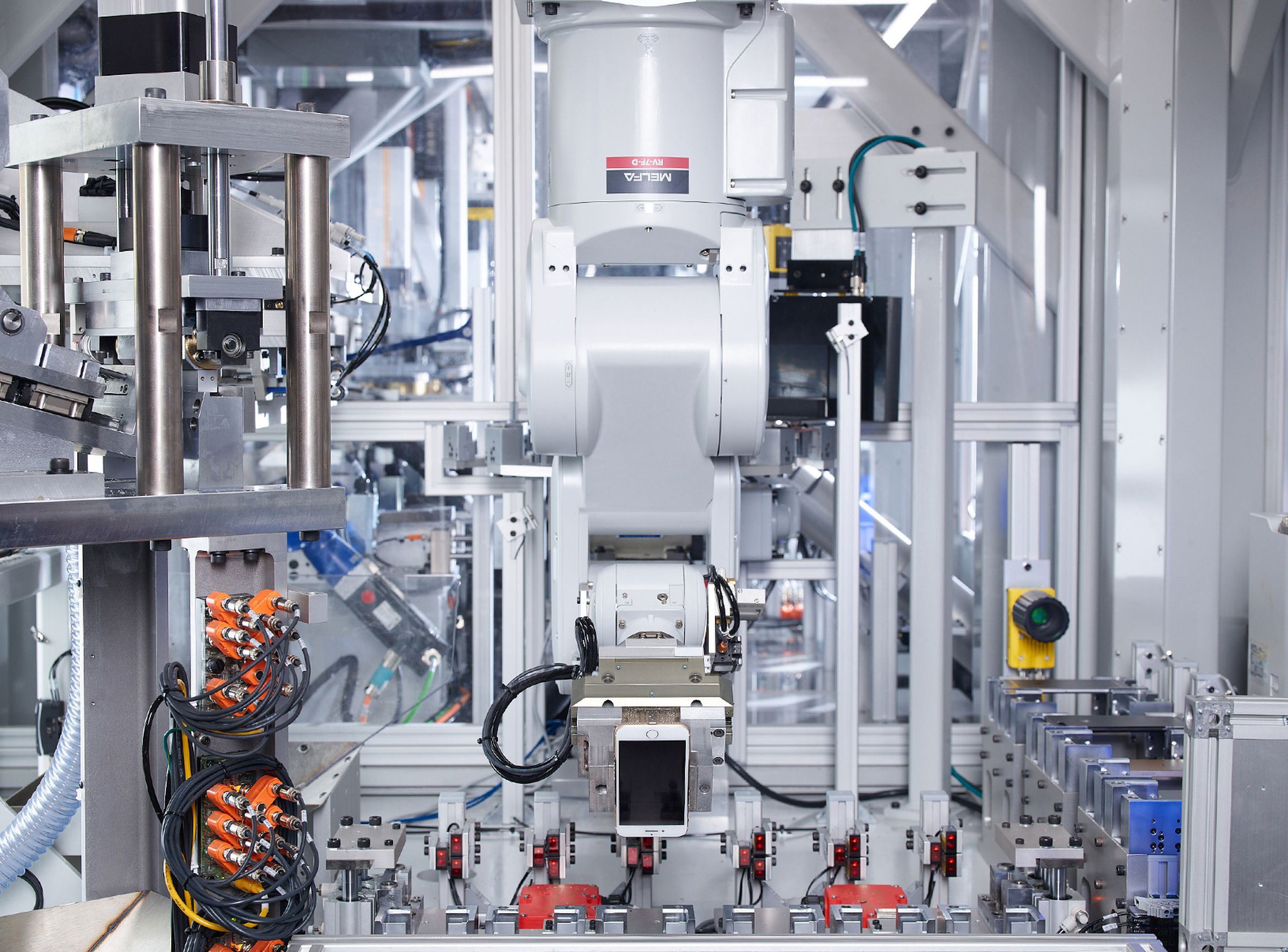 Apple’s recycling robot