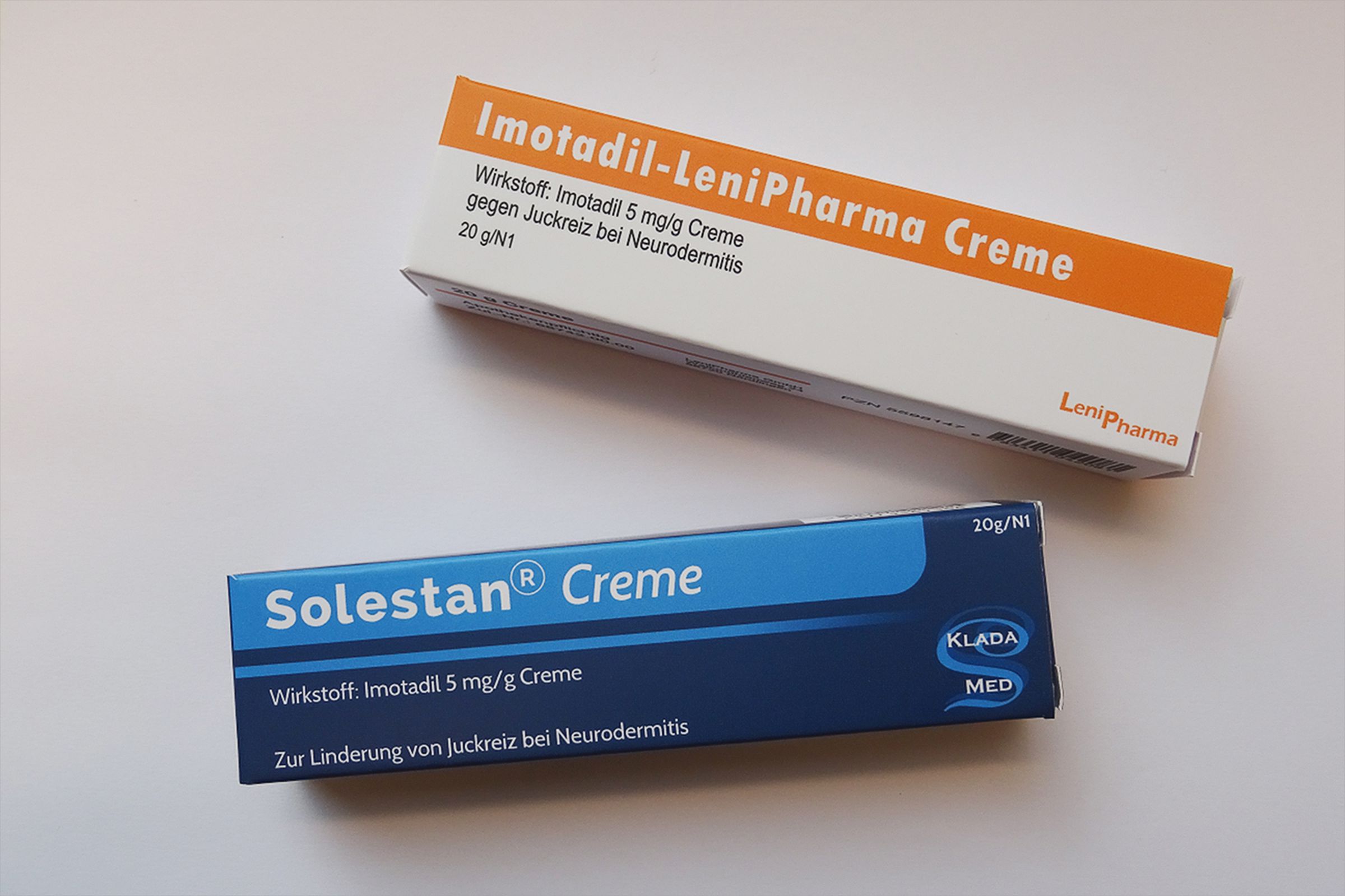 The two boxes created by study author Alexandra Tinnerman: the top one looks like a cheap generic, the bottom on resembles a pricier brand-name drug.