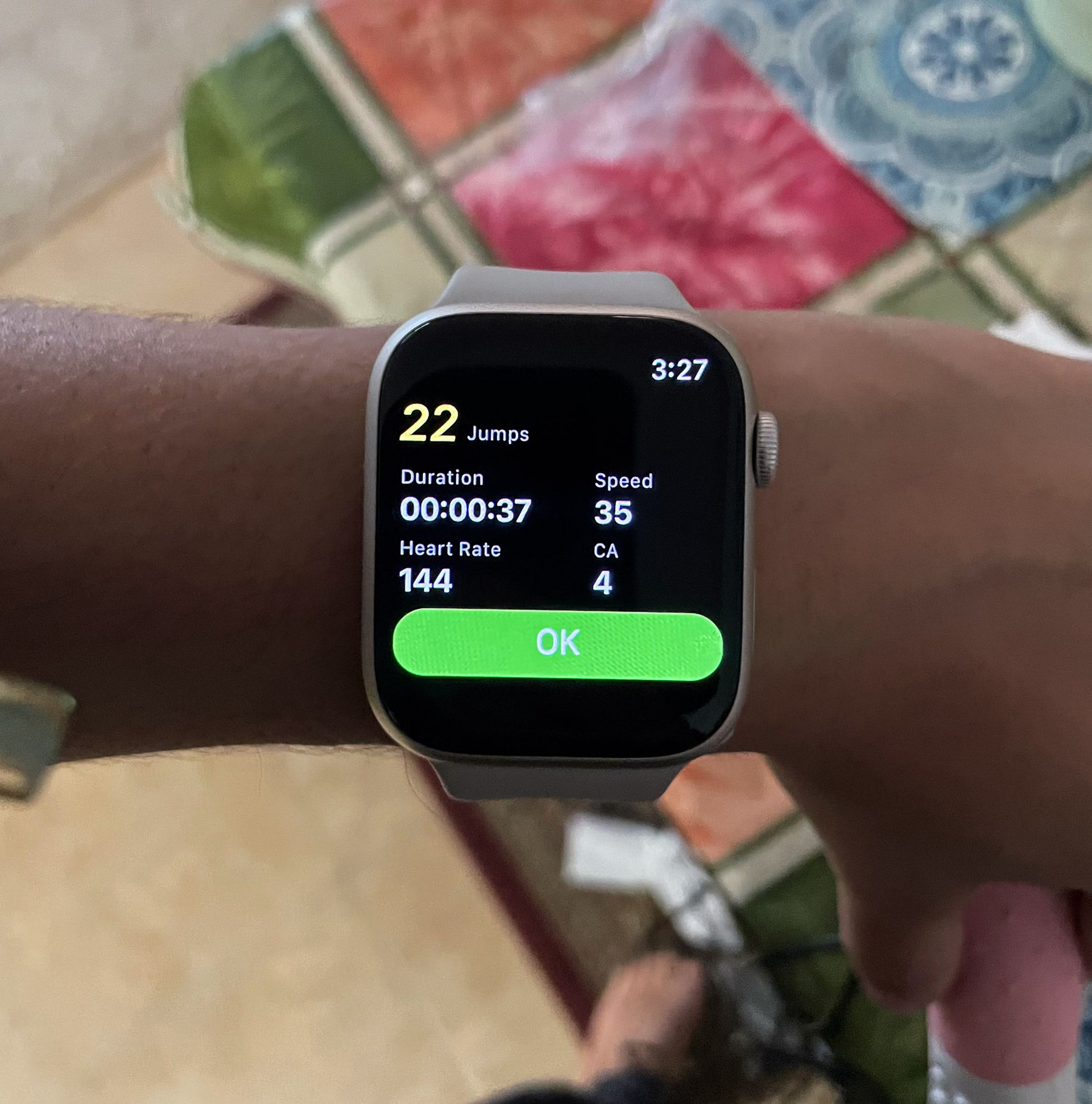 A wrist wearing the Apple Watch Series 8 with the YaoYao app open, display heart rate, timer, speed, and (incorrectly) the number of jumps.