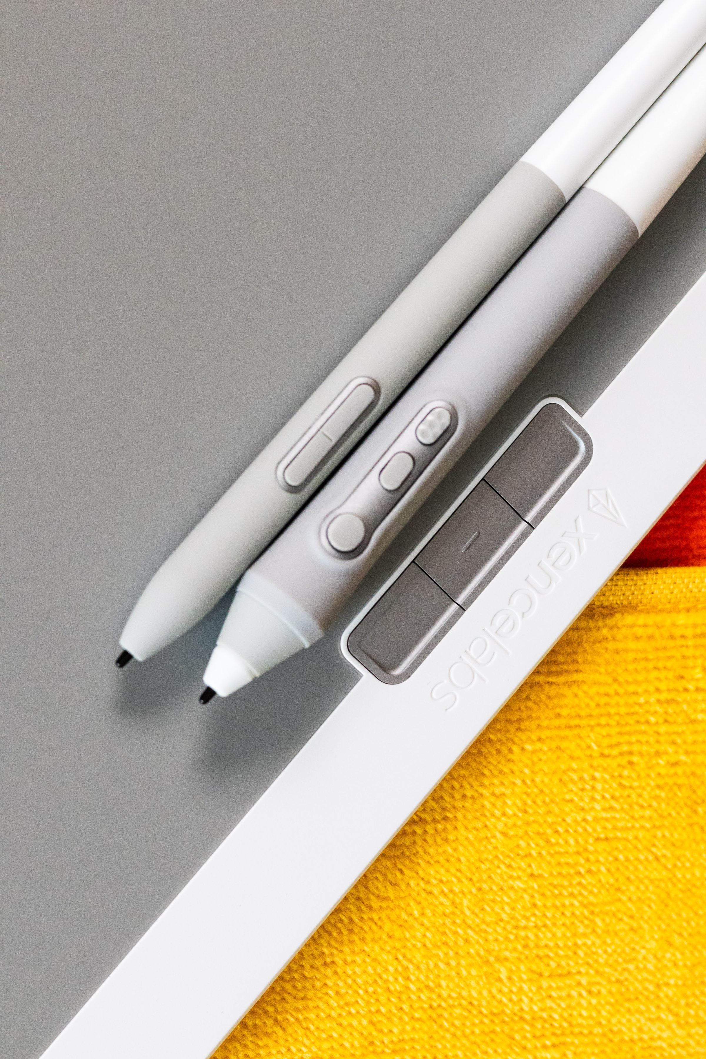 The Xencelabs Pen Tablet styluses resting against the tablet.