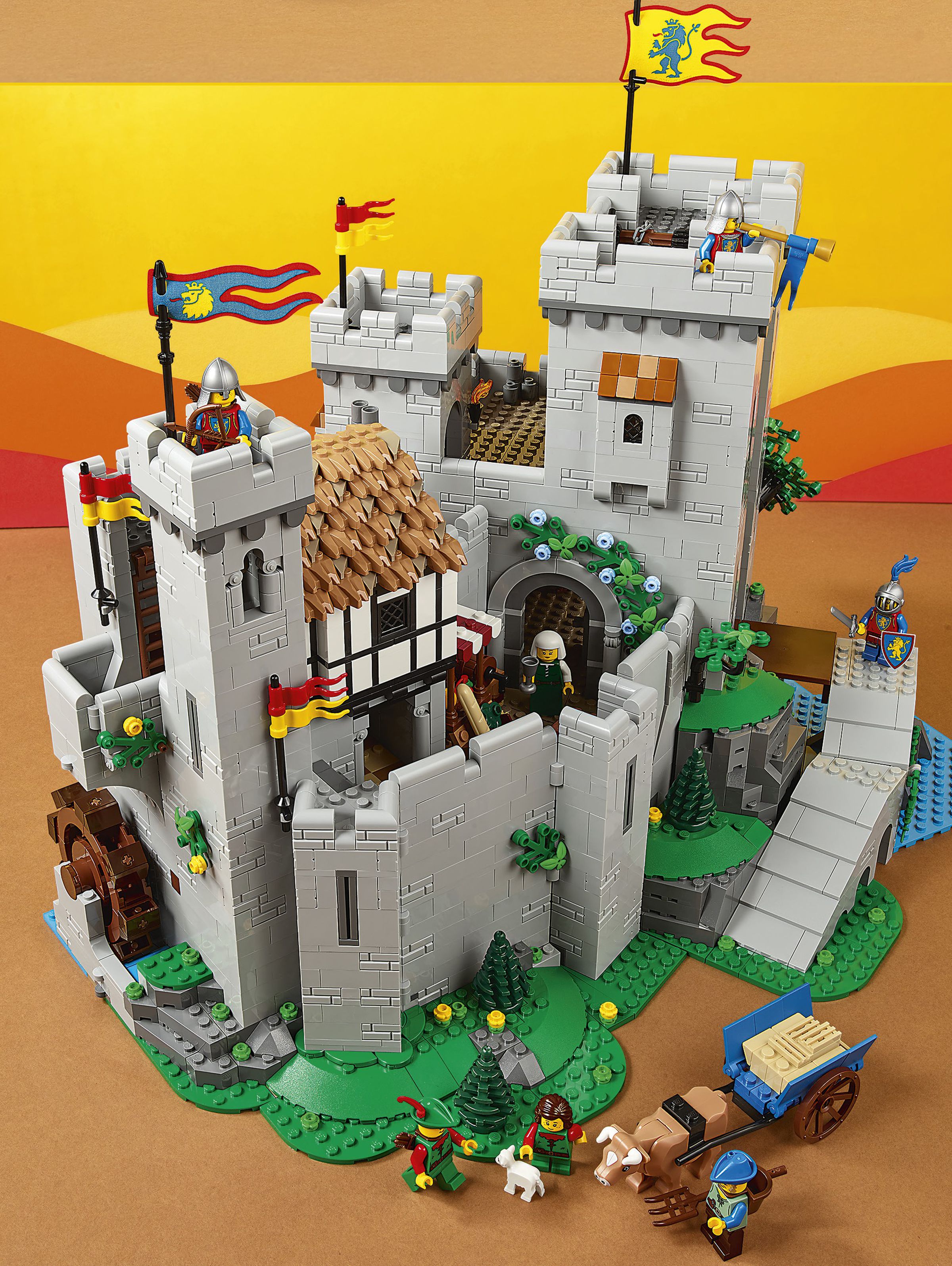Closed, the castle is 17.5 inches / 44.5cm wide. Click here for a bigger image.