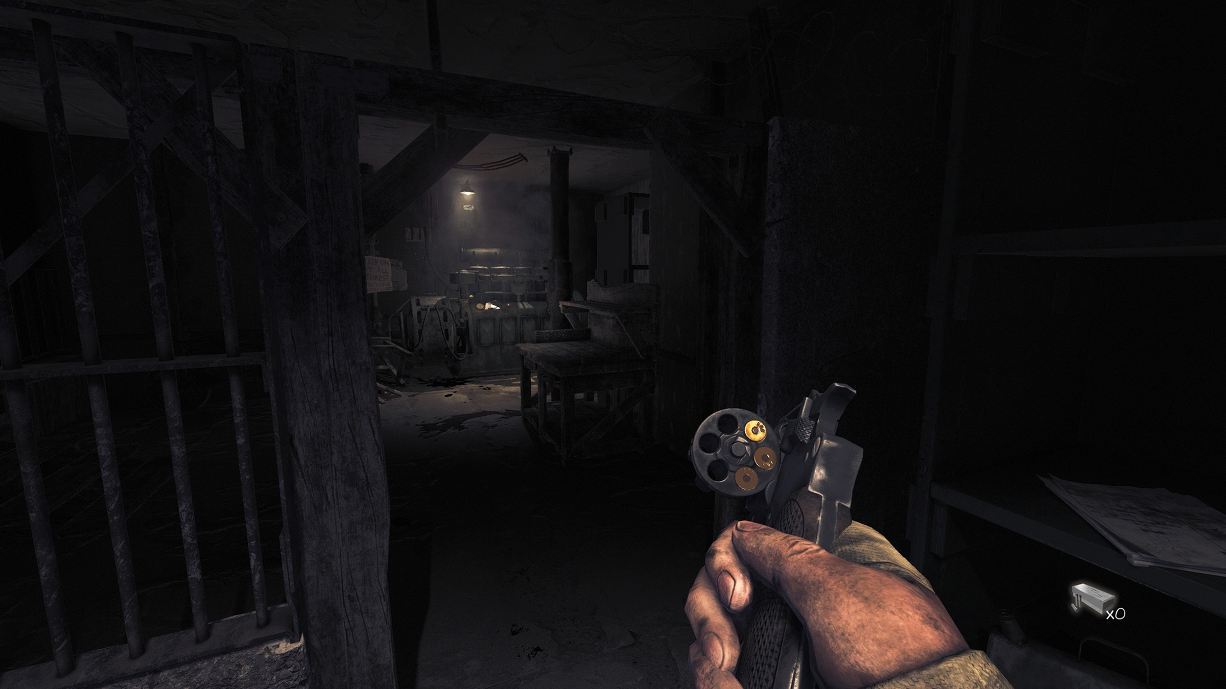 Captura de pantalla de Amnesia: The Bunker que muestra una vista en primera persona de un hombre que sostiene un revólver con solo dos balas apuntando en una habitación semi iluminada.