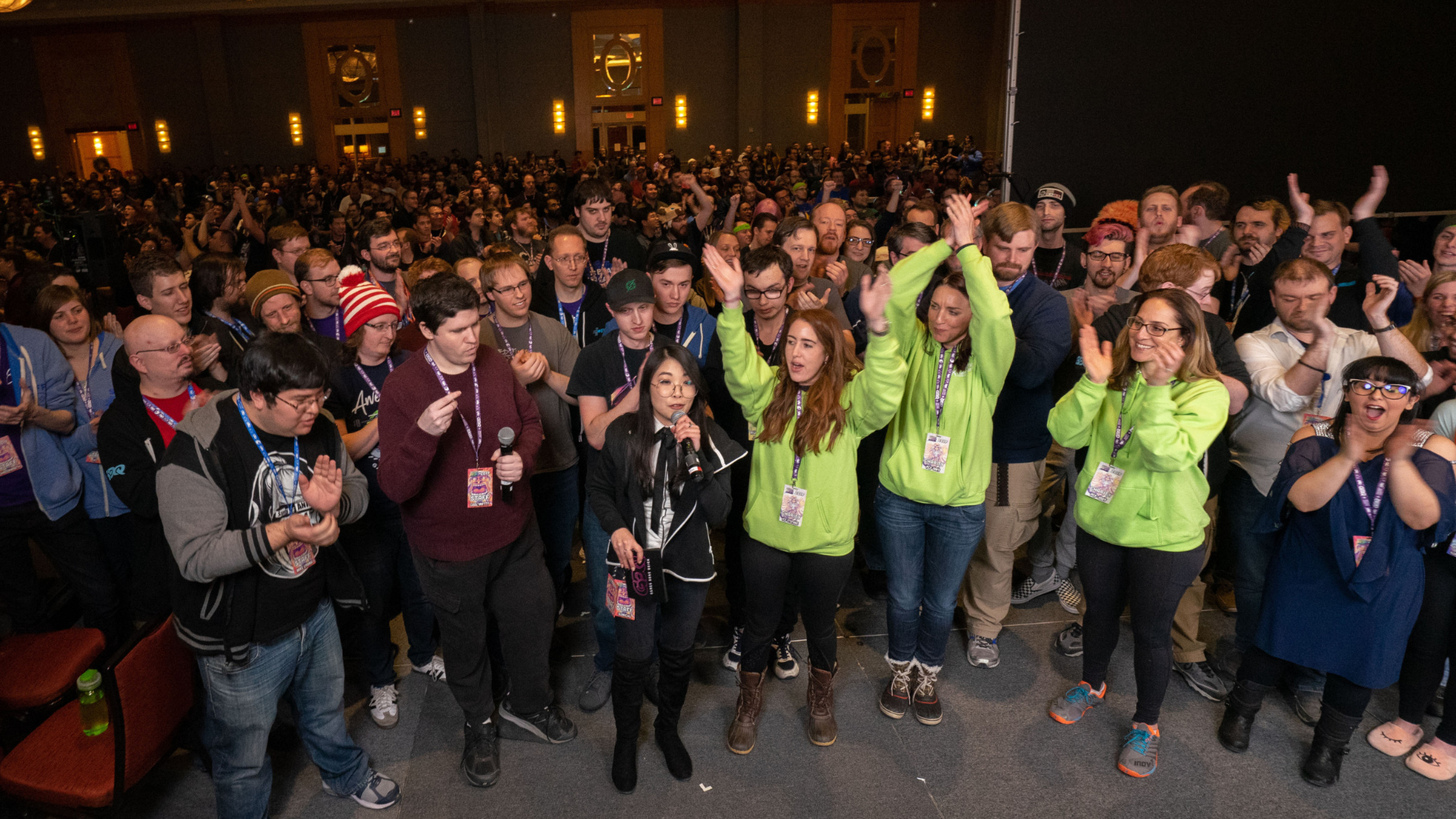 Uma multidão de pessoas em um salão de hotel celebrando o Games Done Quick 2019