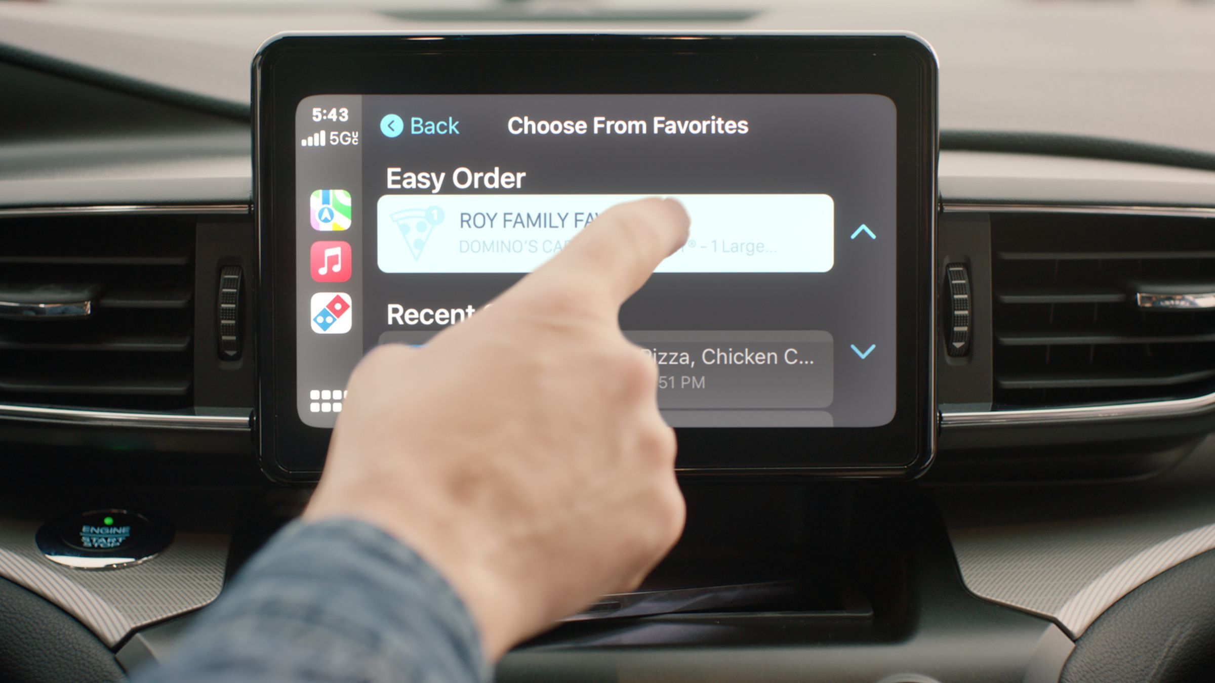 Você pode tocar em seu pedido favorito ou selecionar um pedido recente no menu CarPlay Easy Order.