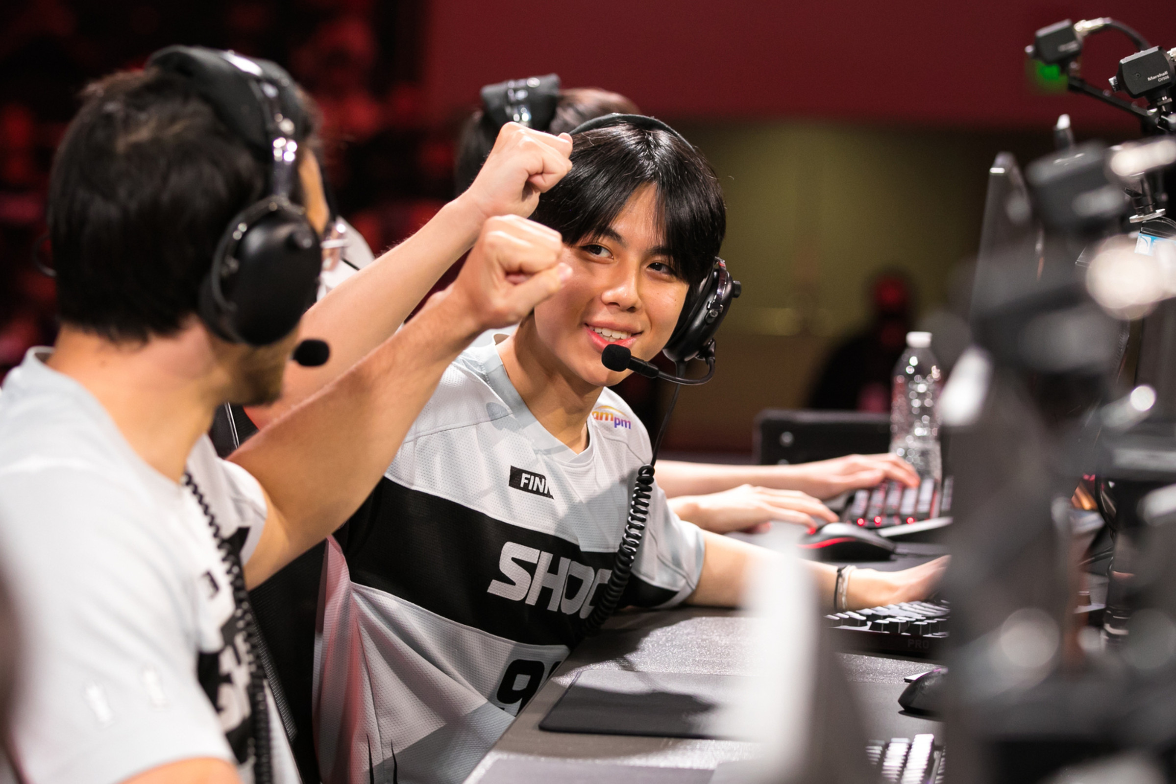 Photo from the Overwatch League 2022 Grand Finals featuring Se-jin “FINN” Oh fist-bumping a teammate