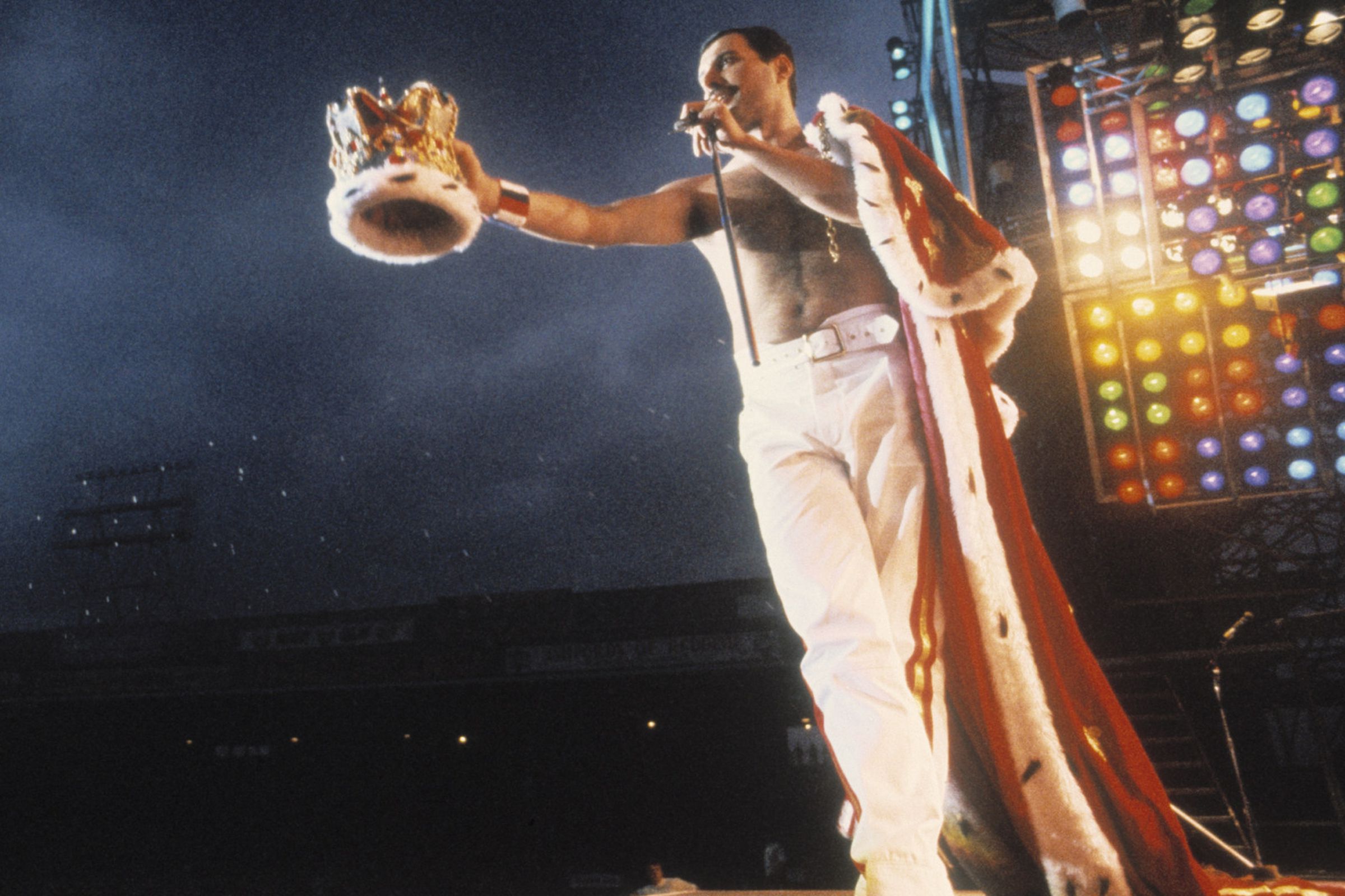 Песня am queen. Концерт Фредди Меркури на стадионе Уэмбли 1986. Концерт группы Queen стадион Уэмбли 1985. Queen Фредди Меркури. Фредди Меркьюри концерт Уэмбли 1986.