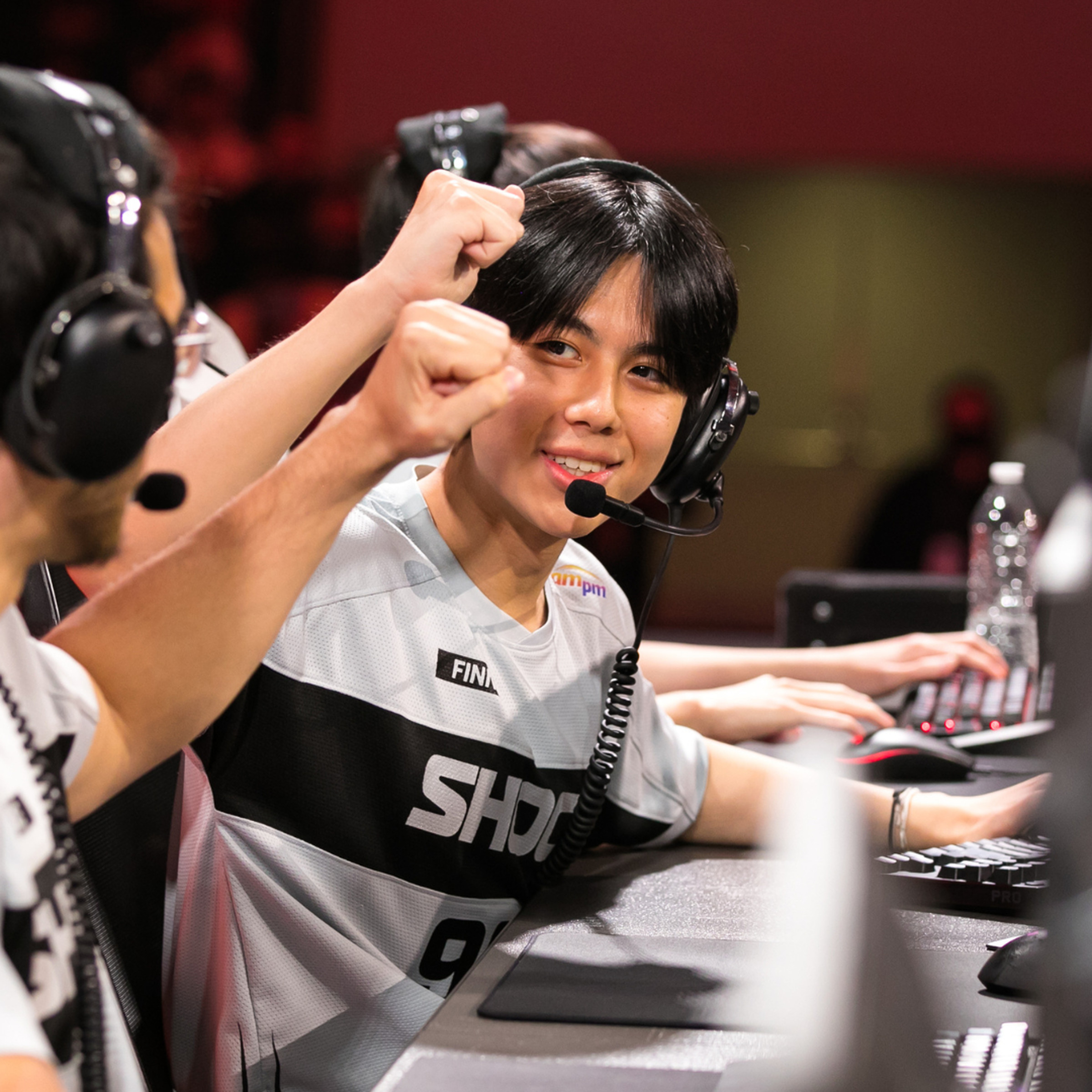 Photo from the Overwatch League 2022 Grand Finals featuring Se-jin “FINN” Oh fist-bumping a teammate