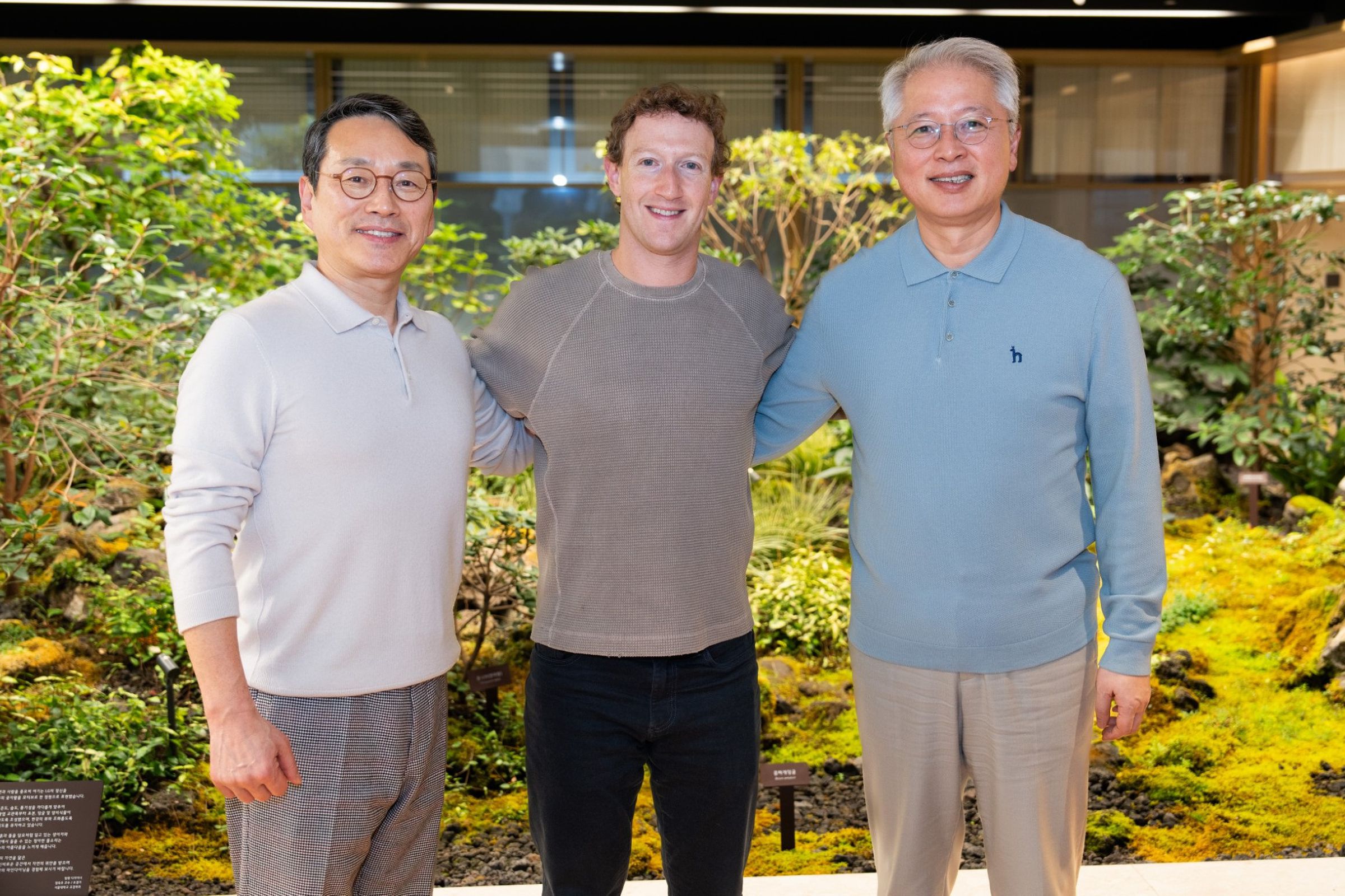 LG’s CEO William Cho and Home Entertainment Company president Park Hyoung-sei and Meta CEO Mark Zuckerberg taking a group picture in a garden.