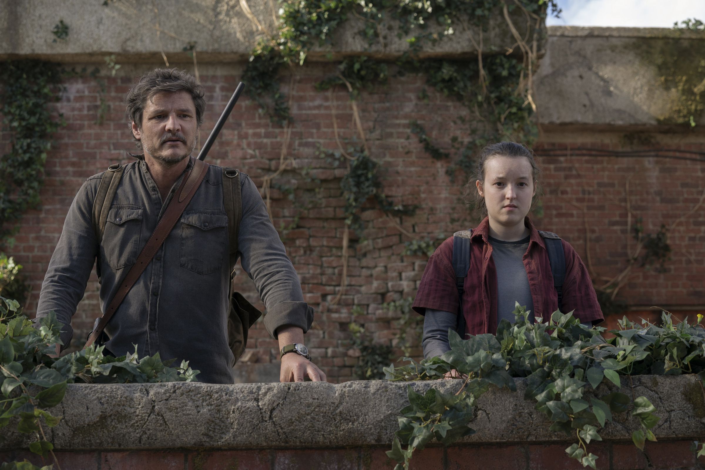 A still photo of Pedro Pascal and Bella Ramsey in The Last of Us.