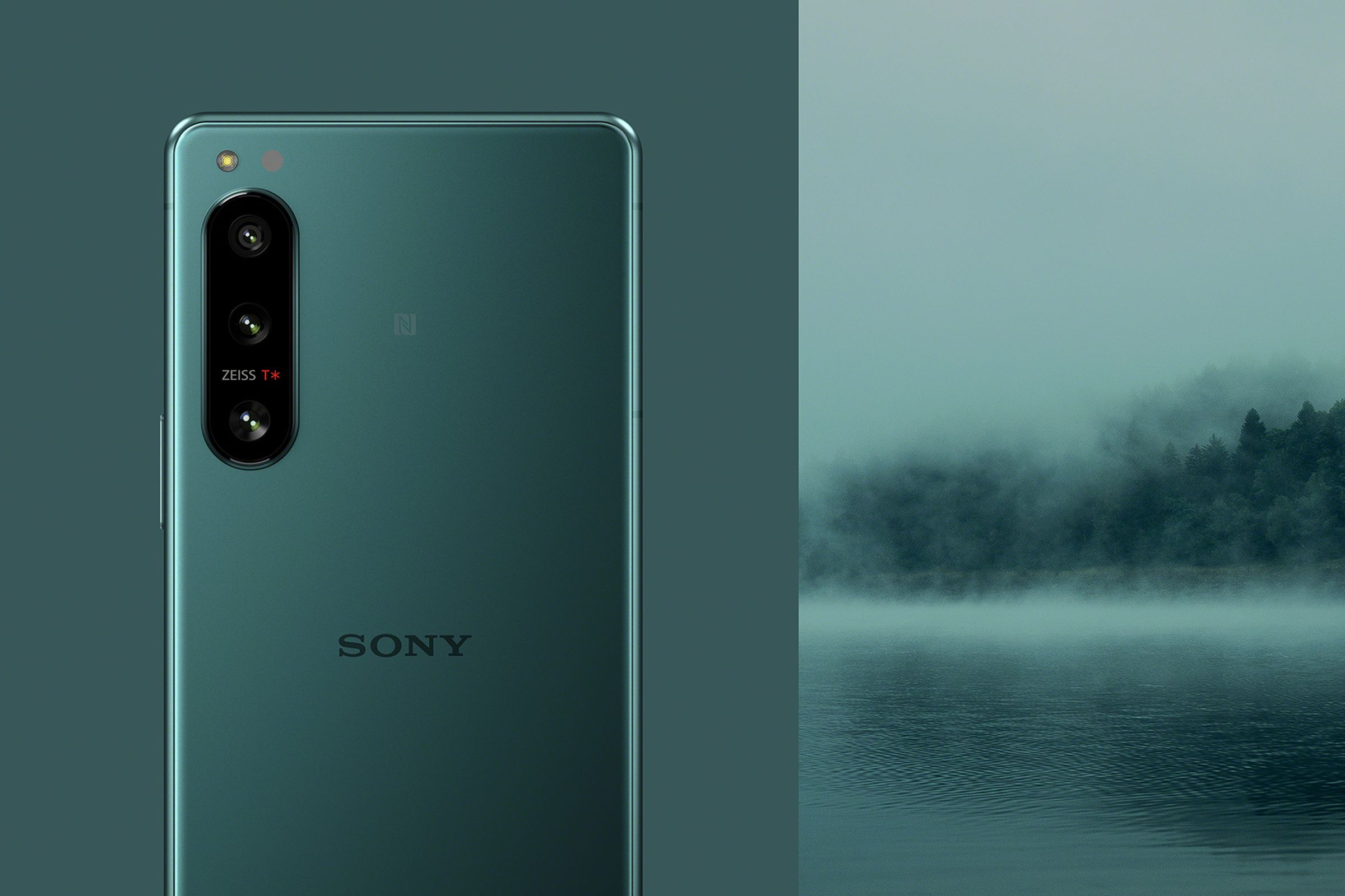 Sony’s excellent autofocus capabilities come to all three rear cameras in the Xperia 5 IV.