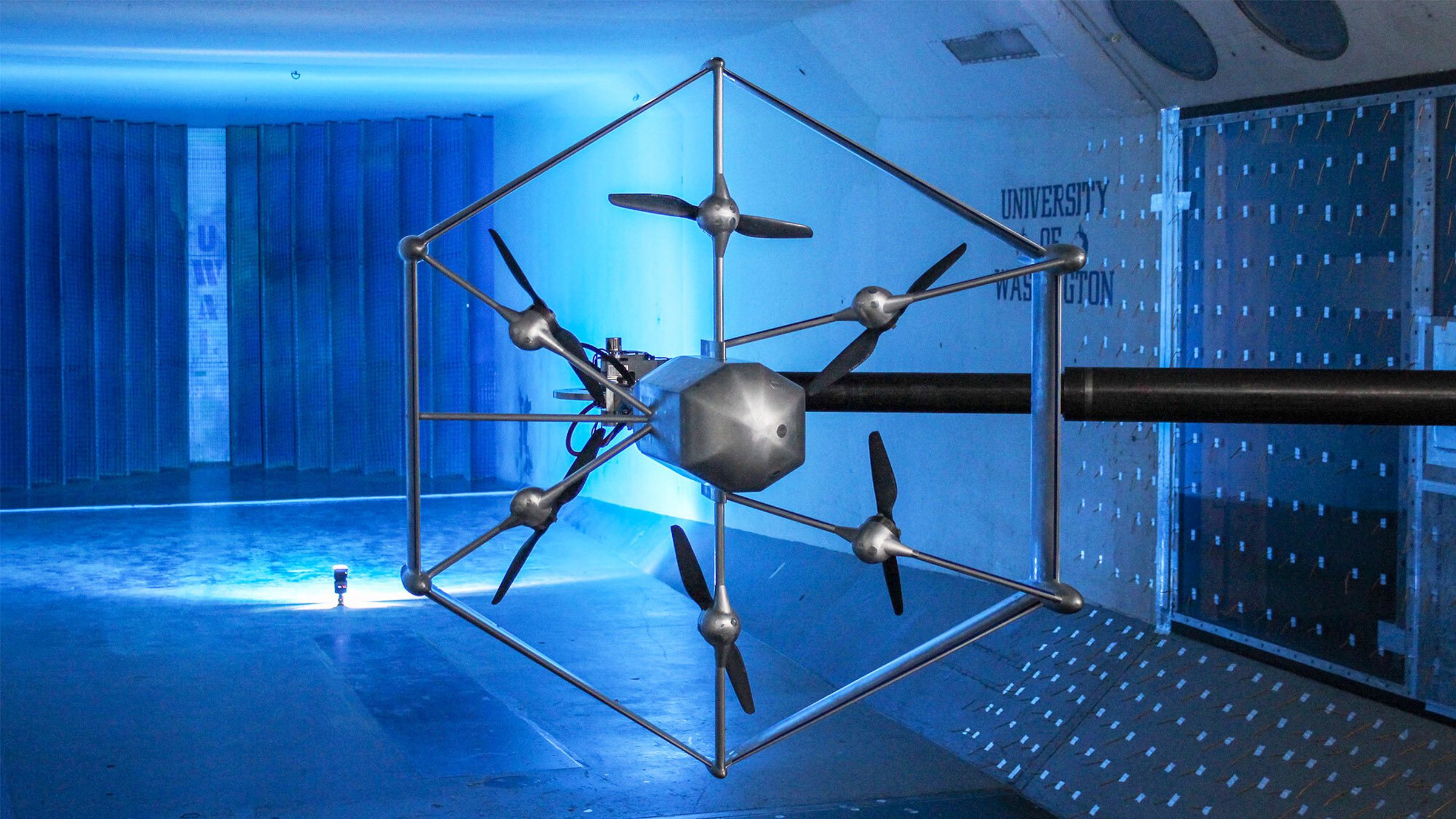 Amazon, bir rüzgar tünelinde drone bileşenlerini test ediyor.