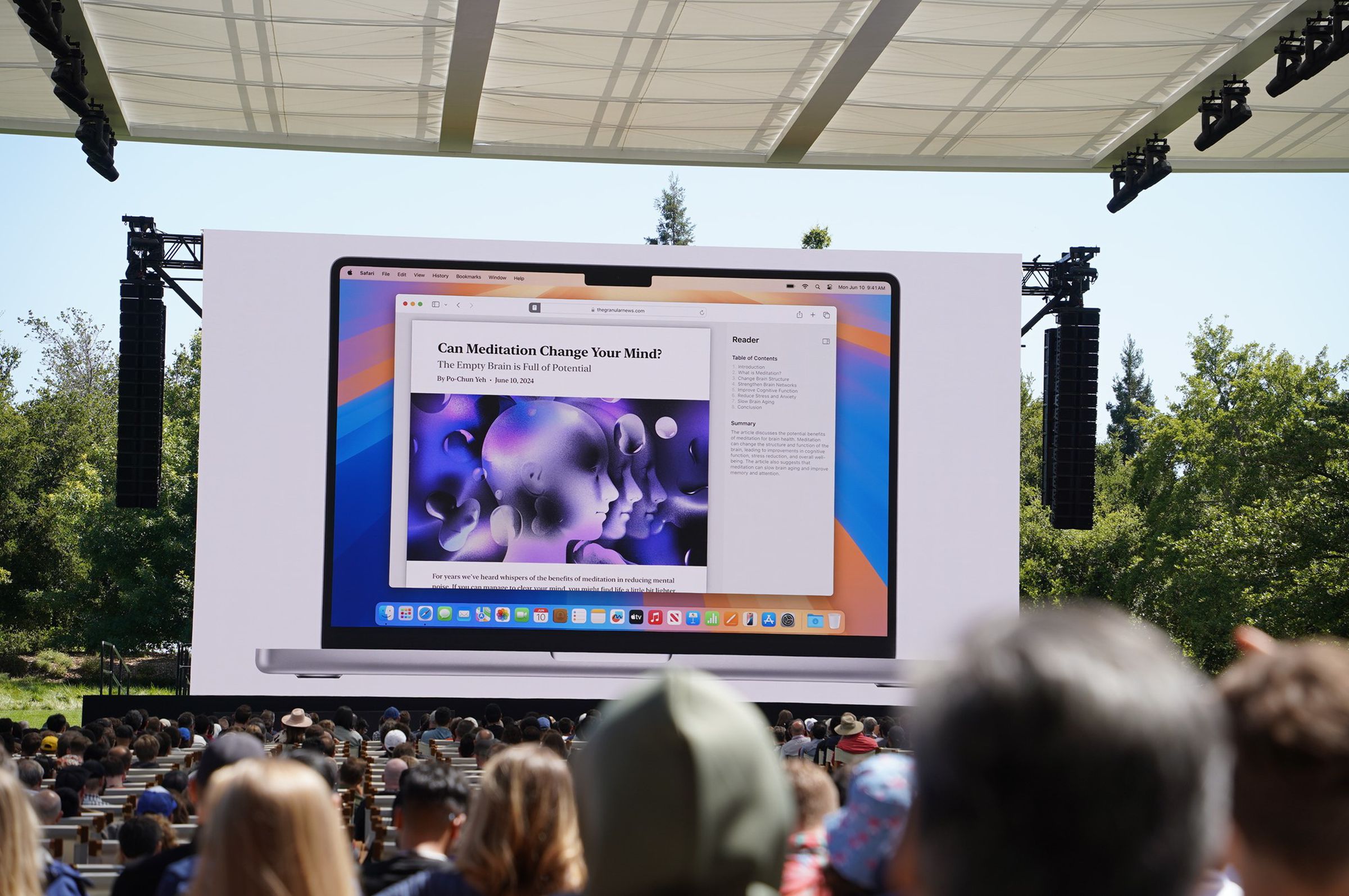 Photo of WWDC presentation showing new Safari reader mode on Mac OS 15. 