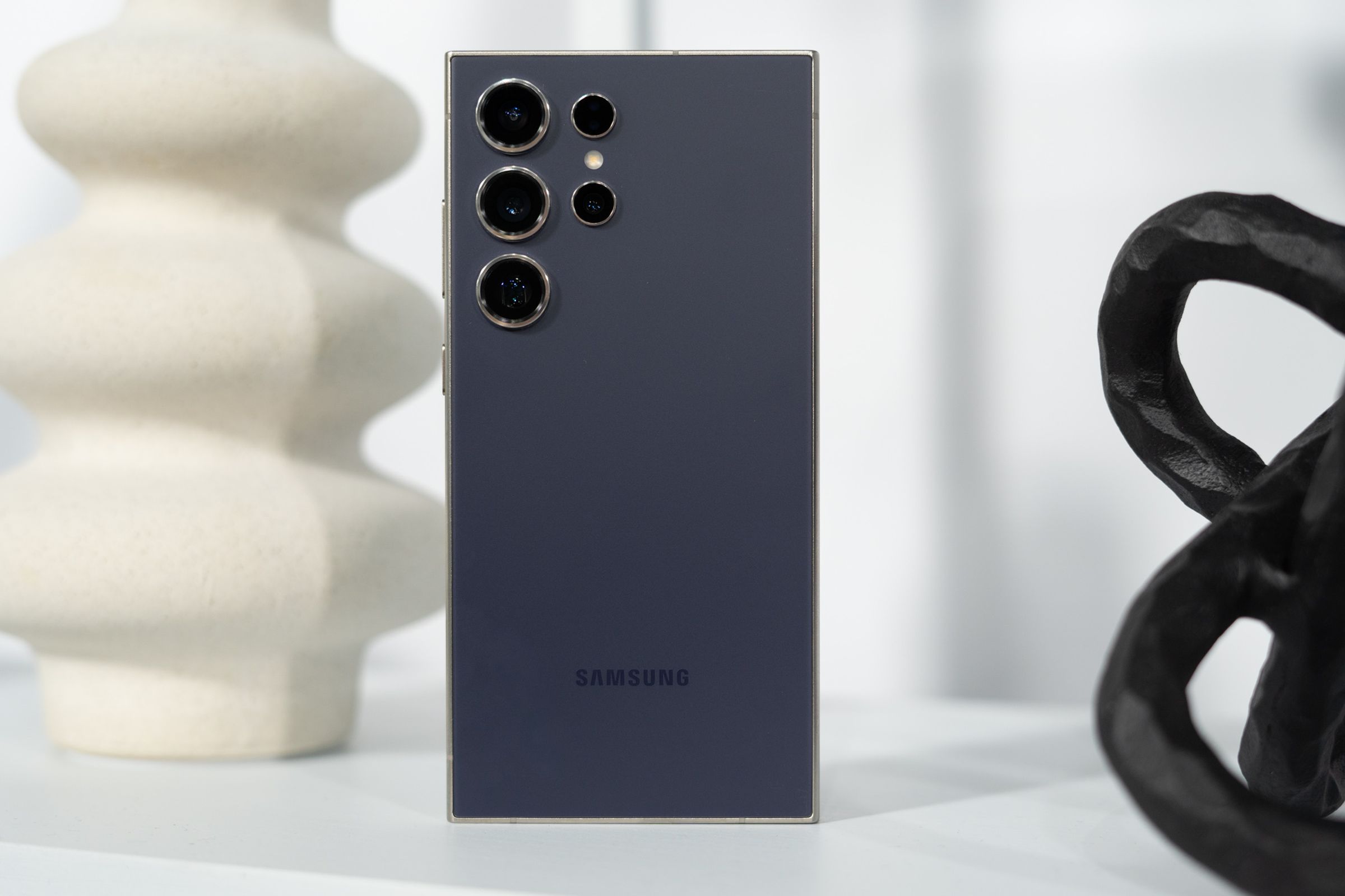 Samsung Galaxy S24 Ultra in titanium violet.
