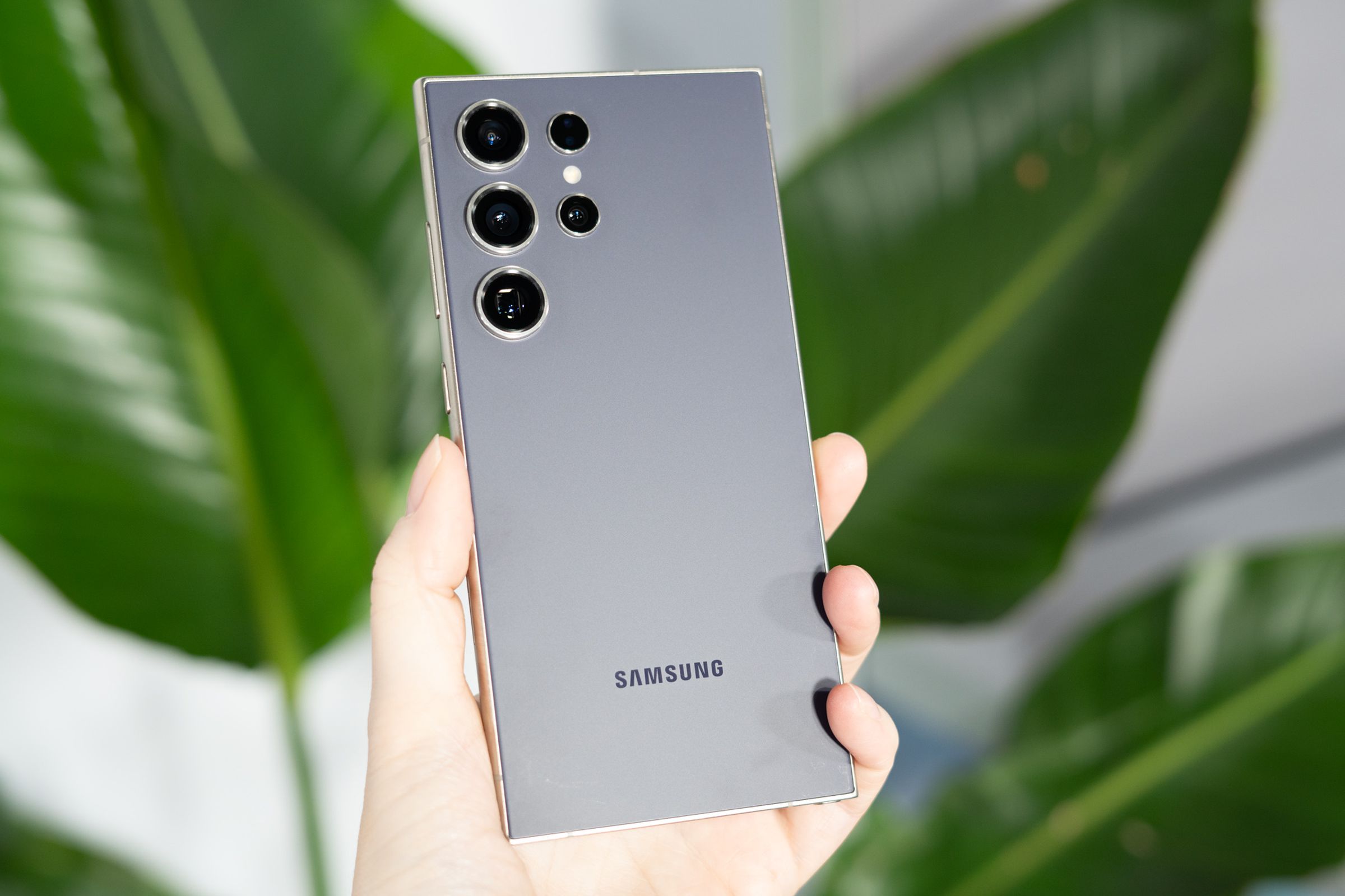 Samsung Galaxy S24 Ultra in titanium gray.